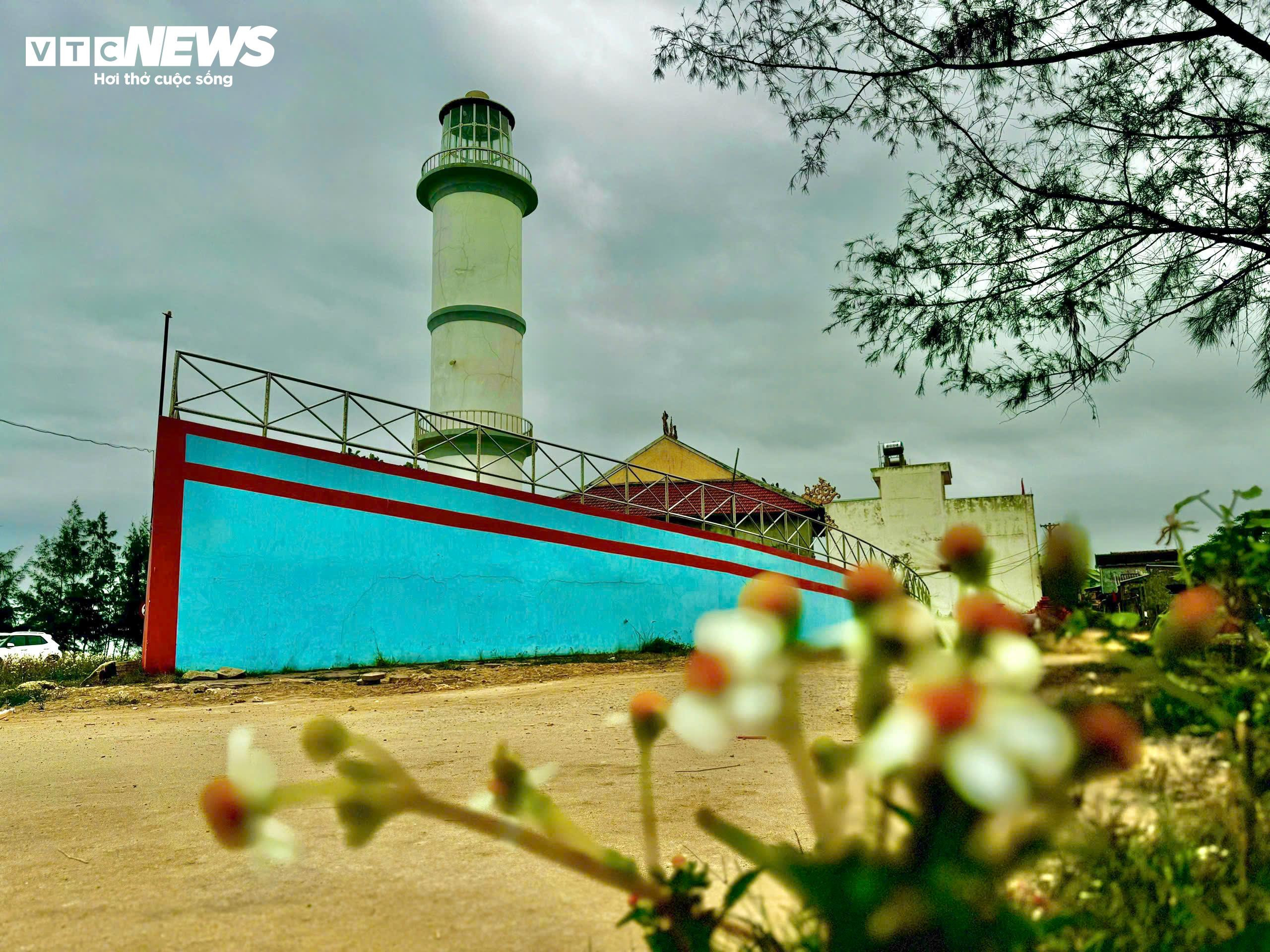 Lạ mắt ngôi miếu hình con tàu độc nhất vô nhị ở Quảng Ngãi - 2