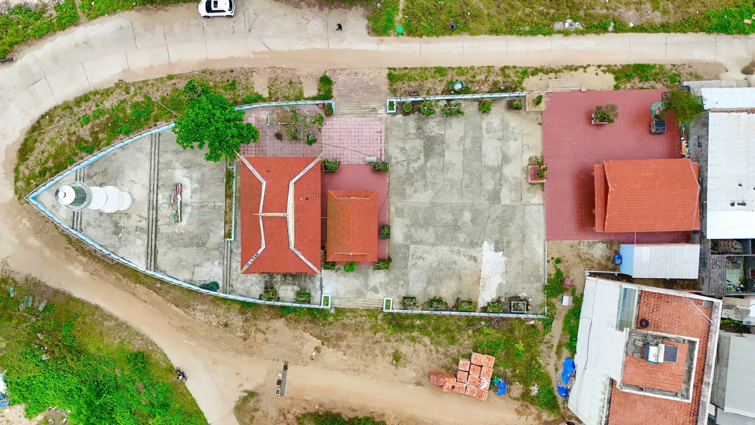 Lạ mắt ngôi miếu hình con tàu độc nhất vô nhị ở Quảng Ngãi - 8