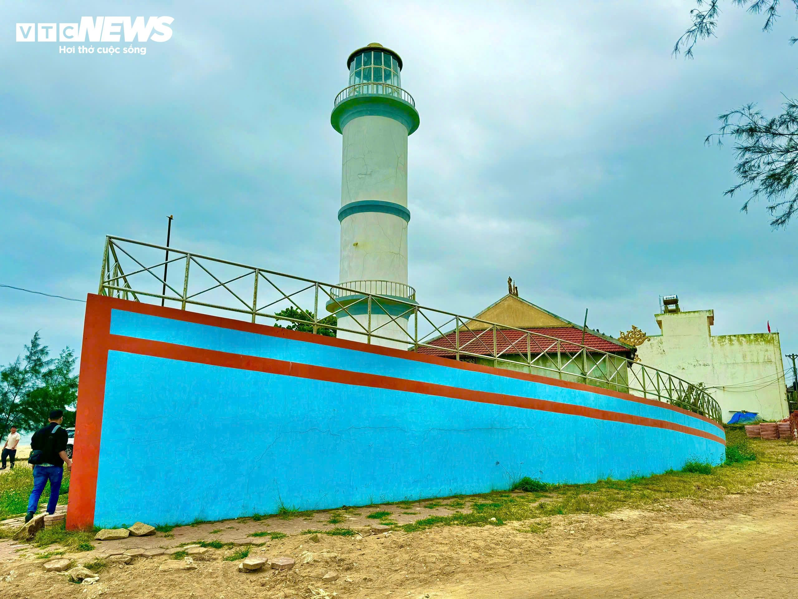 Lạ mắt ngôi miếu hình con tàu độc nhất vô nhị ở Quảng Ngãi - 7