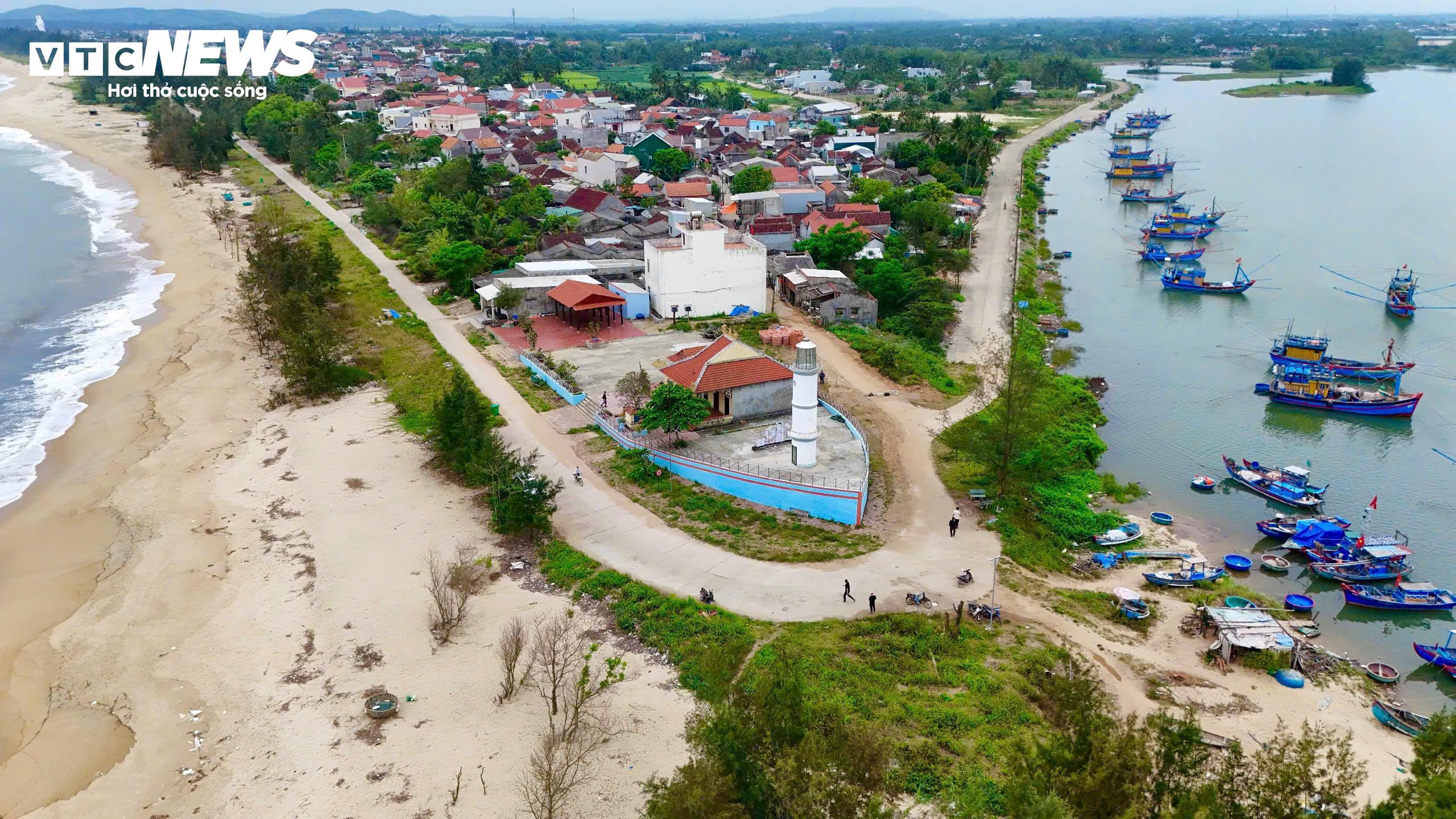 Lạ mắt ngôi miếu hình con tàu độc nhất vô nhị ở Quảng Ngãi - 3