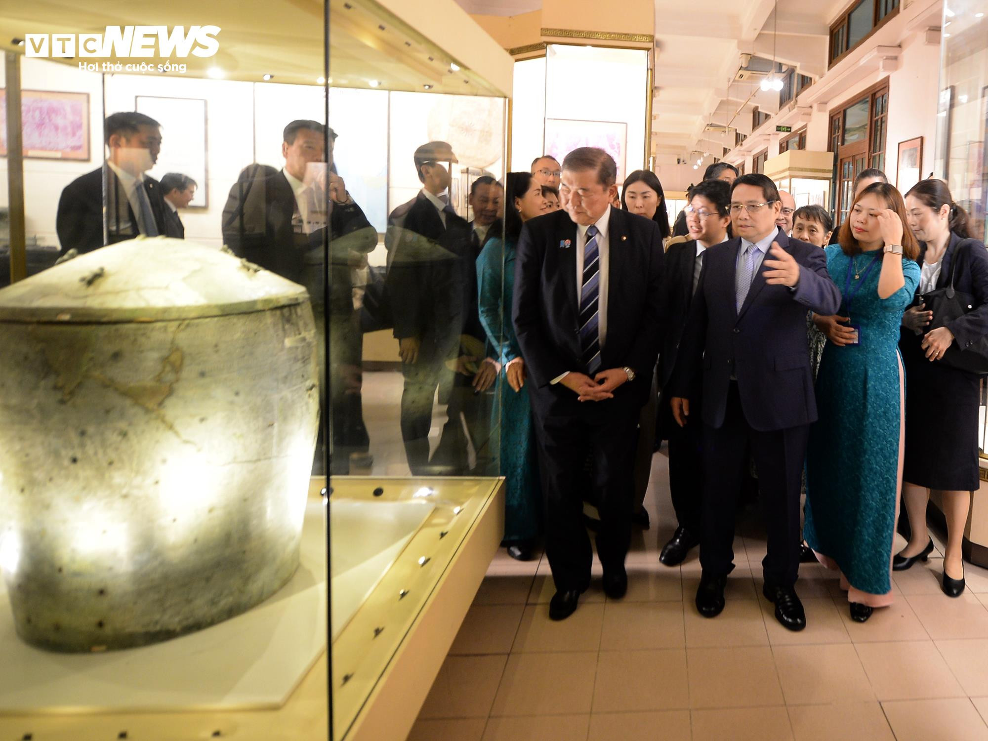 Hai Thủ tướng Việt Nam - Nhật Bản thưởng thức cà phê, thăm Bảo tàng Lịch sử - 8