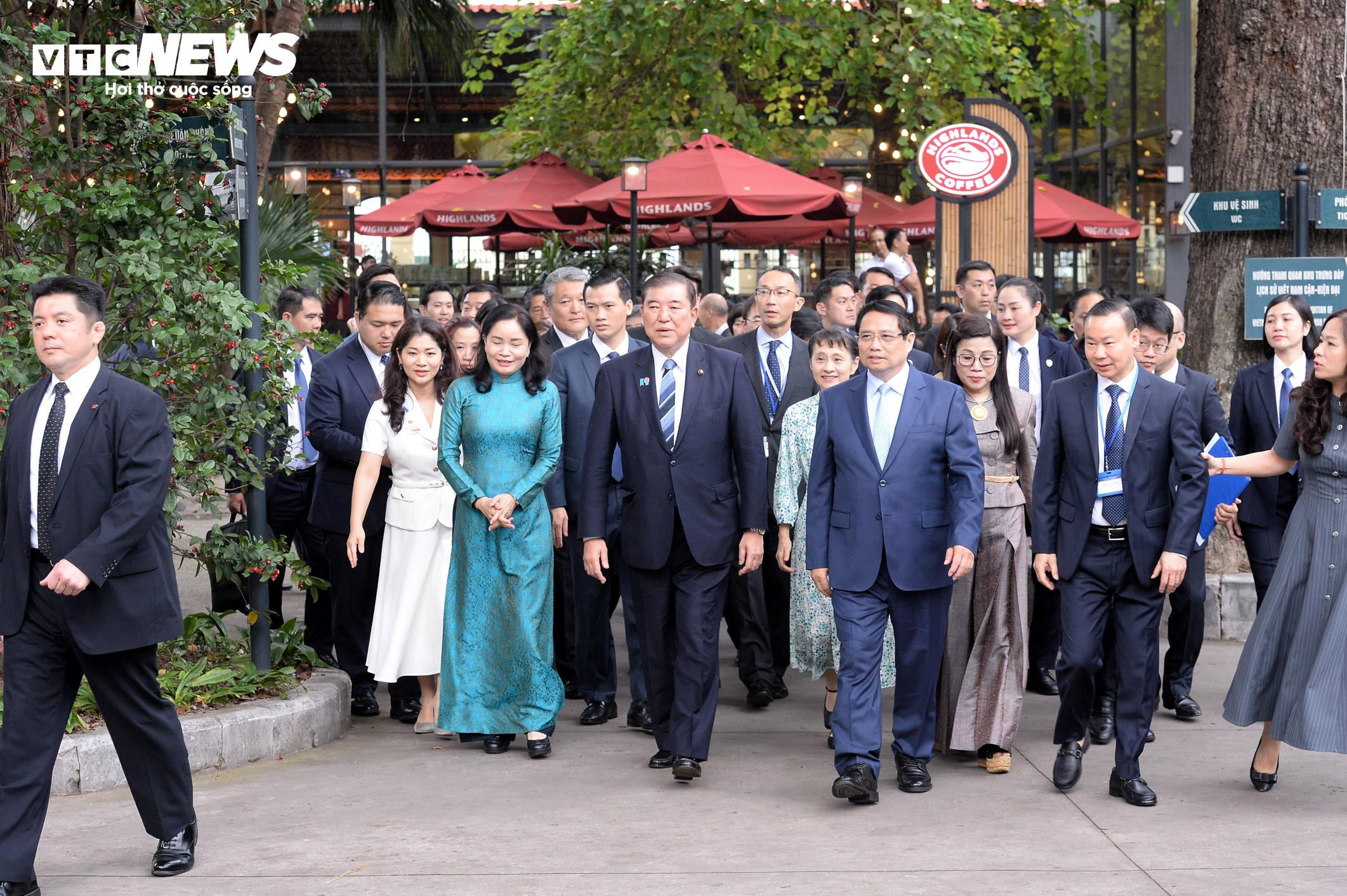 Hai Thủ tướng Việt Nam - Nhật Bản thưởng thức cà phê, thăm Bảo tàng Lịch sử - 1