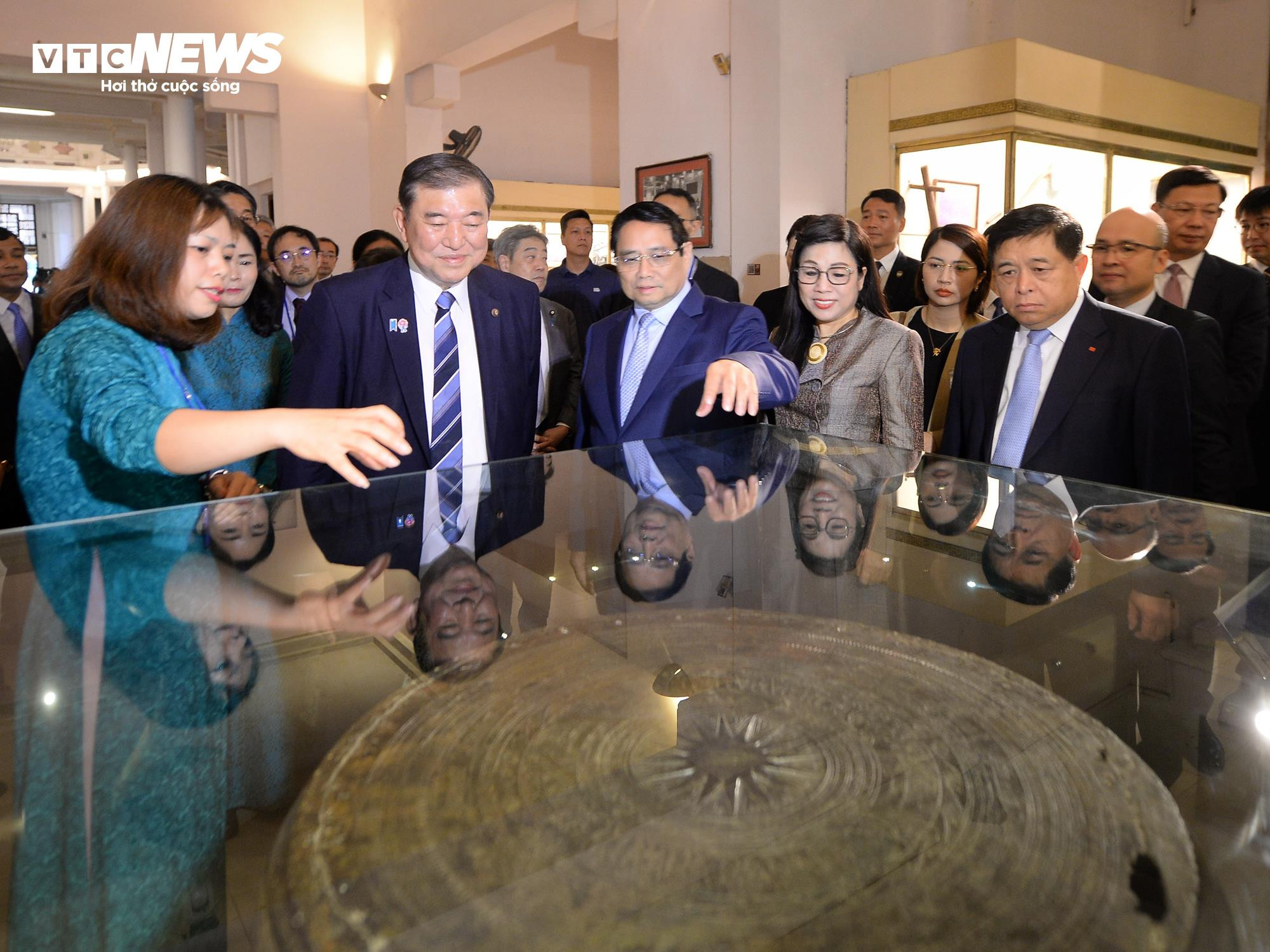 Hai Thủ tướng Việt Nam - Nhật Bản thưởng thức cà phê, thăm Bảo tàng Lịch sử - 7