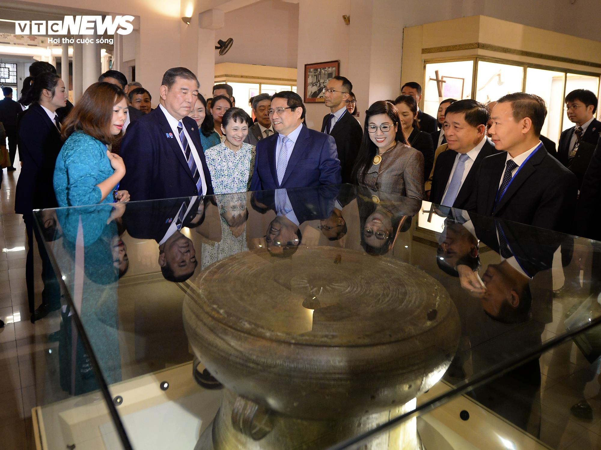 Hai Thủ tướng Việt Nam - Nhật Bản thưởng thức cà phê, thăm Bảo tàng Lịch sử - 6