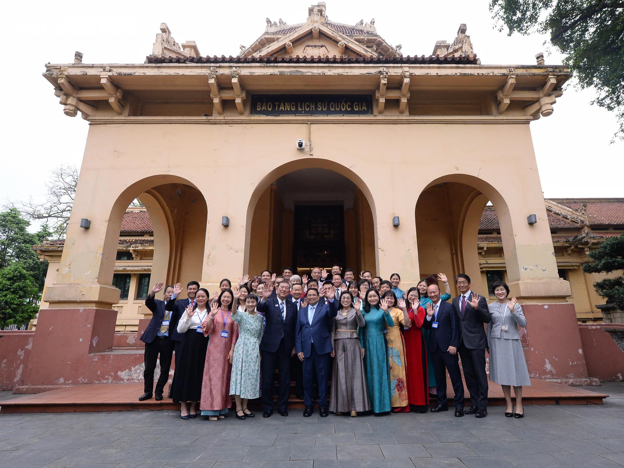 Hai Thủ tướng Việt Nam - Nhật Bản thưởng thức cà phê, thăm Bảo tàng Lịch sử - 9