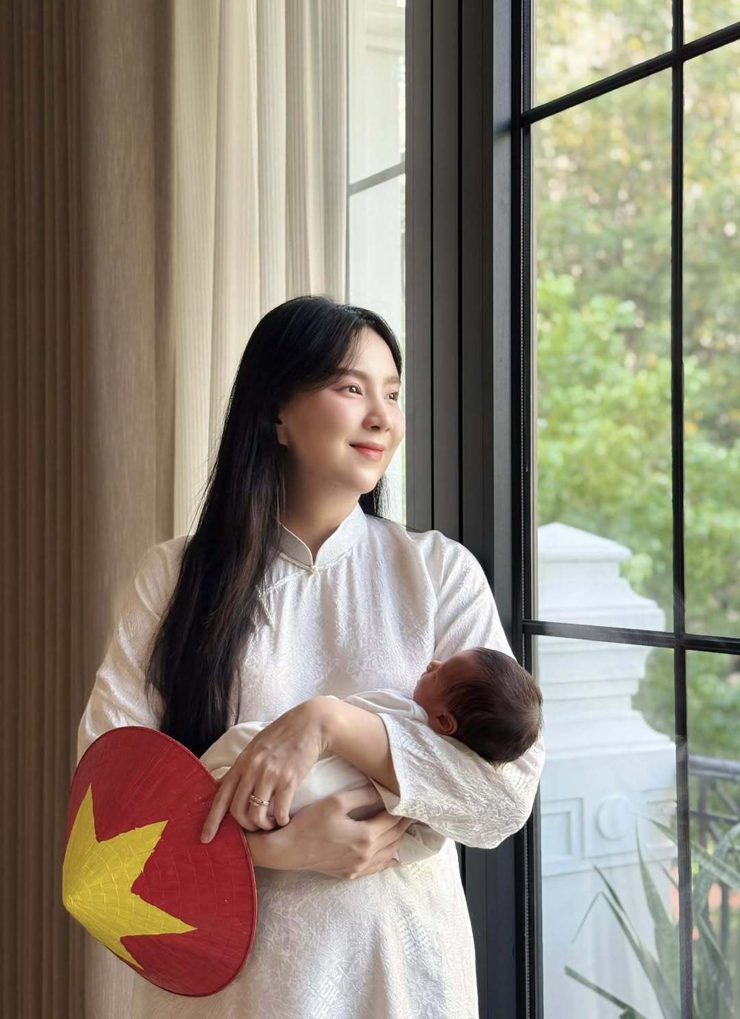 Sao Việt 1/5: Tăng Thanh Hà tình tứ bên chồng, Mai Ngọc lộ diện sau 10 ngày sinh - 1