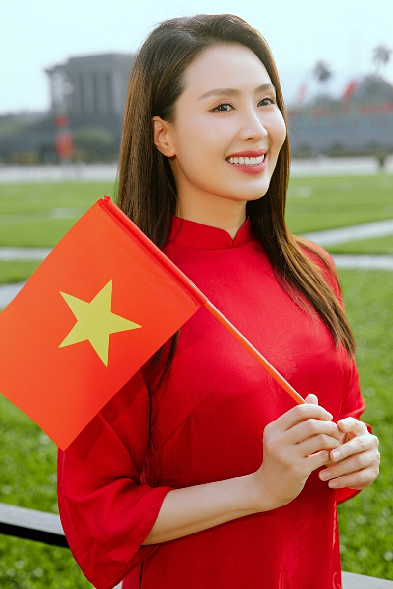 Sao Việt 1/5: Tăng Thanh Hà tình tứ bên chồng, Mai Ngọc lộ diện sau 10 ngày sinh - 4