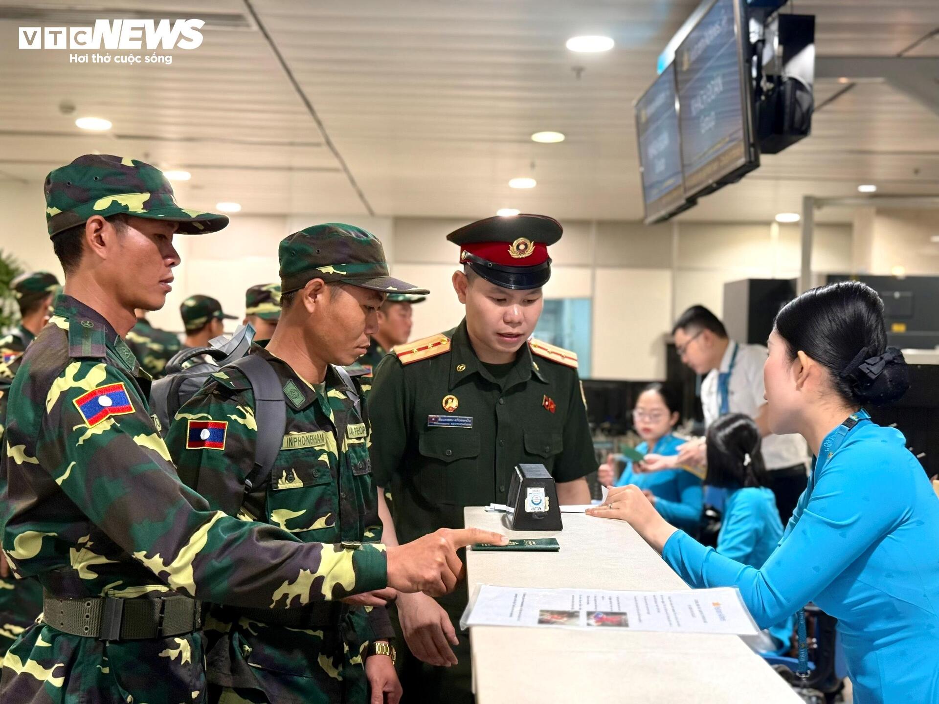 Đoàn diễu binh quân đội Lào chia tay Việt Nam, trở về nước - 2
