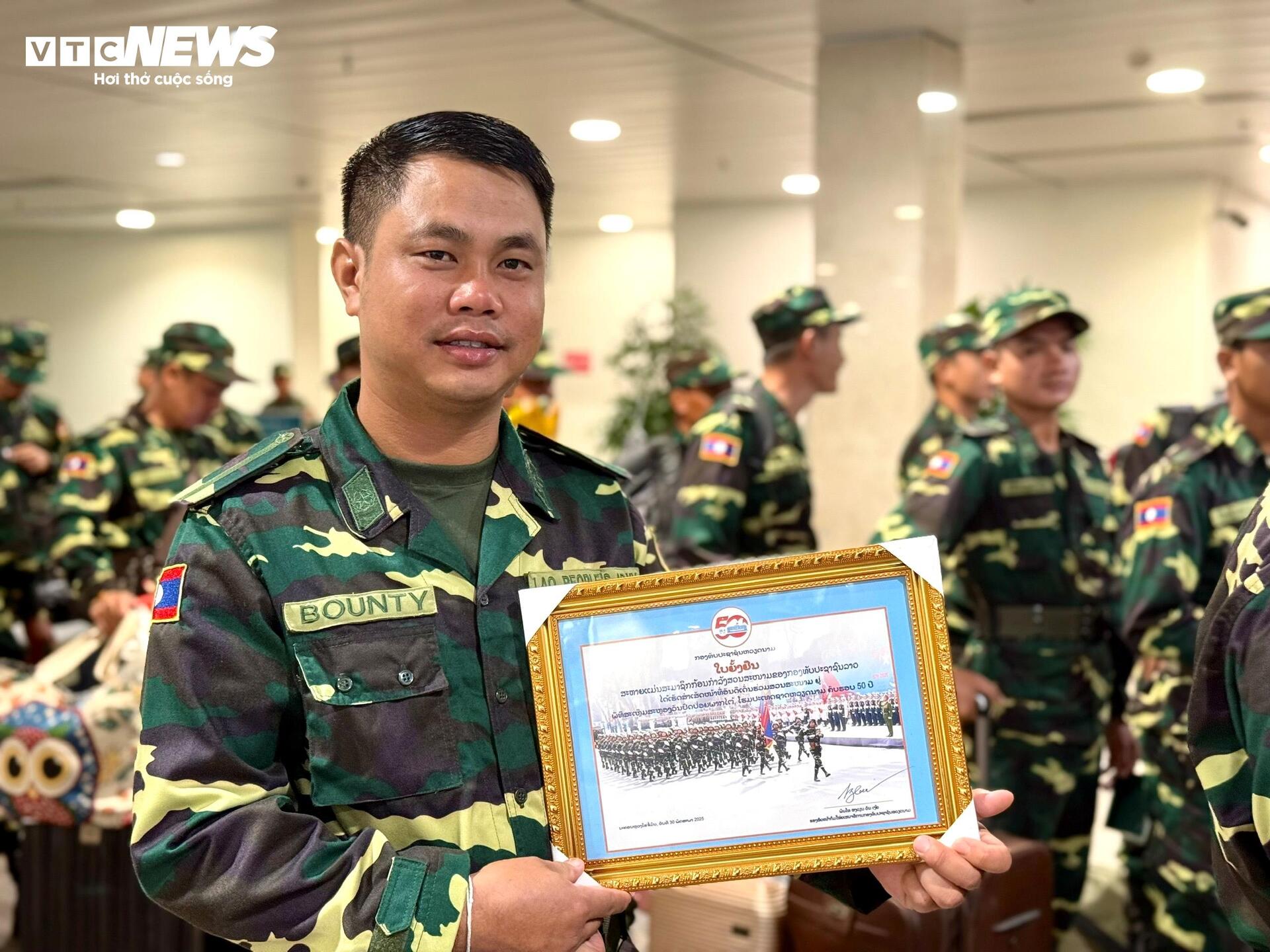 Đoàn diễu binh quân đội Lào chia tay Việt Nam, trở về nước - 7