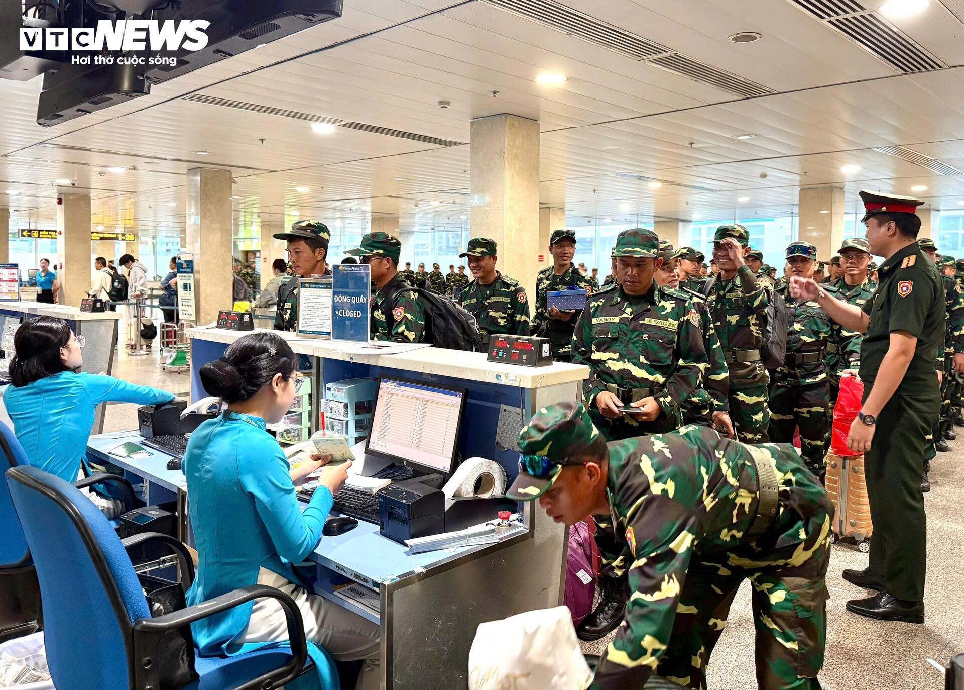 Đoàn diễu binh quân đội Lào chia tay Việt Nam, trở về nước - 1
