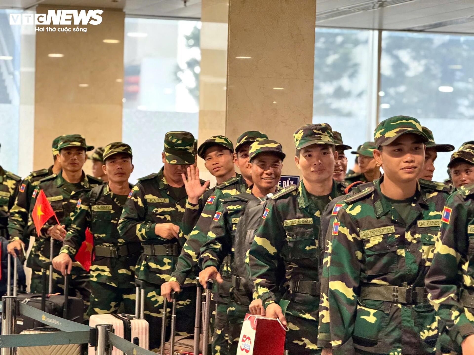Đoàn diễu binh quân đội Lào chia tay Việt Nam, trở về nước - 12
