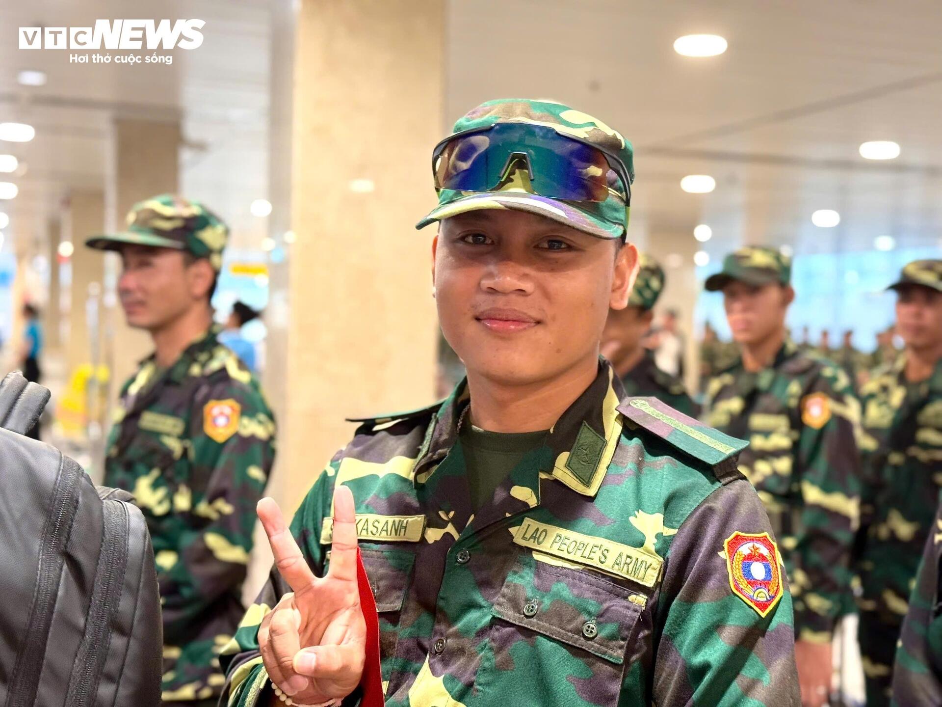 Đoàn diễu binh quân đội Lào chia tay Việt Nam, trở về nước - 5