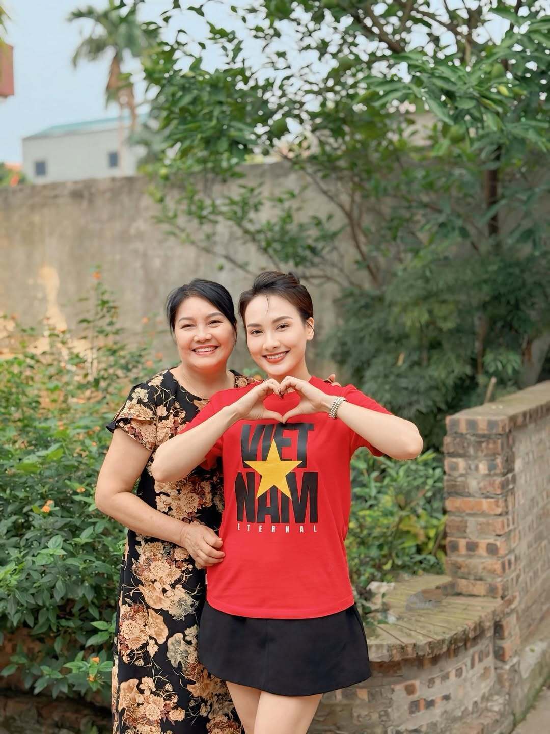 Sao Việt 3/5: Mai Thu Huyền khoe con trai, Quang Minh trêu bạn gái kém 37 tuổi - 9