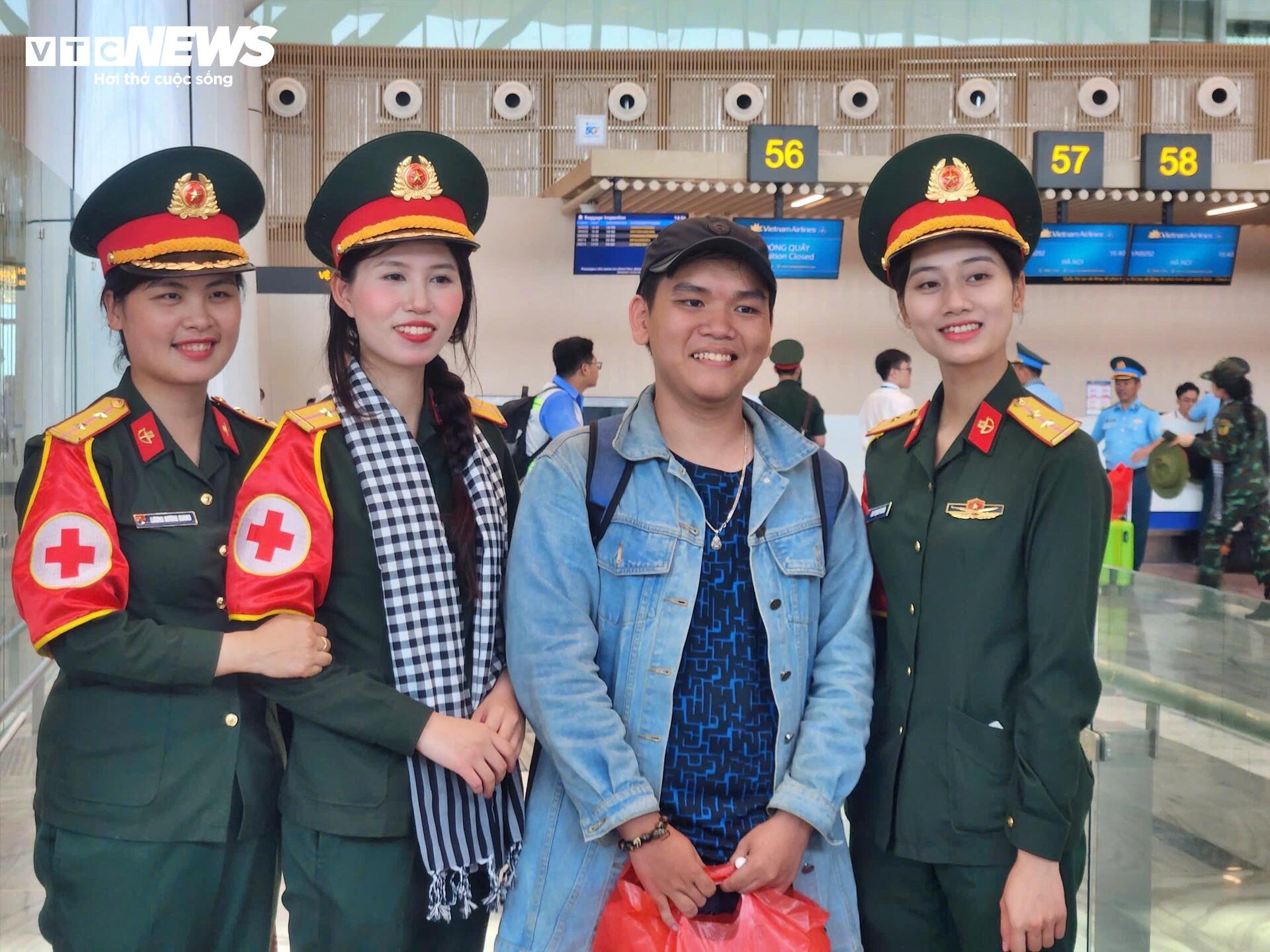 Người dân TP.HCM lưu luyến tiễn các nữ chiến sĩ sau lễ diễu binh 30/4 - 13