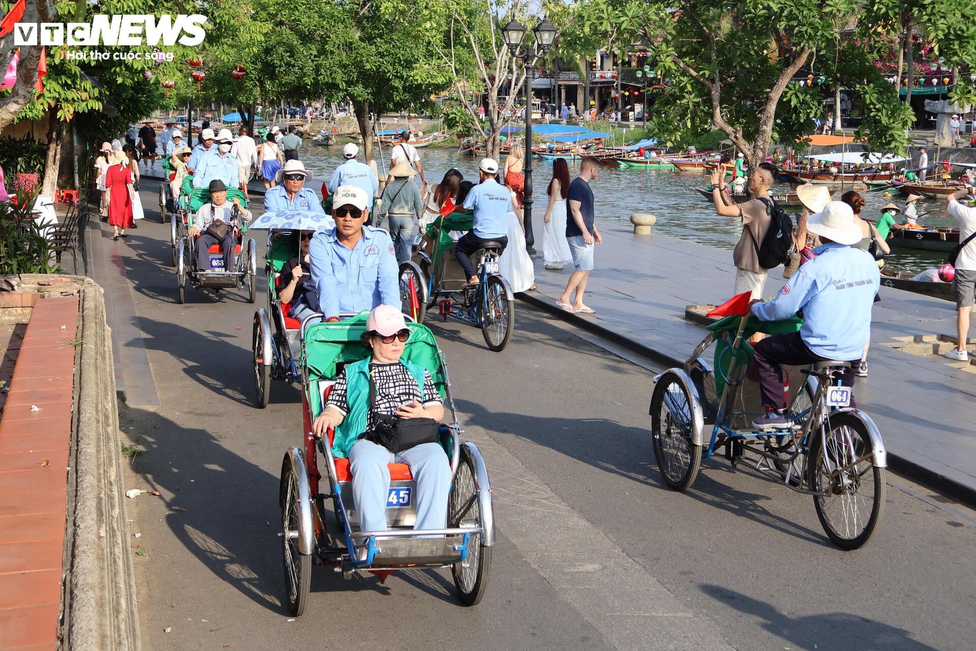 Biển người ở các bãi tắm Đà Nẵng và phố cổ Hội An dịp lễ 30/4-1/5 - 9