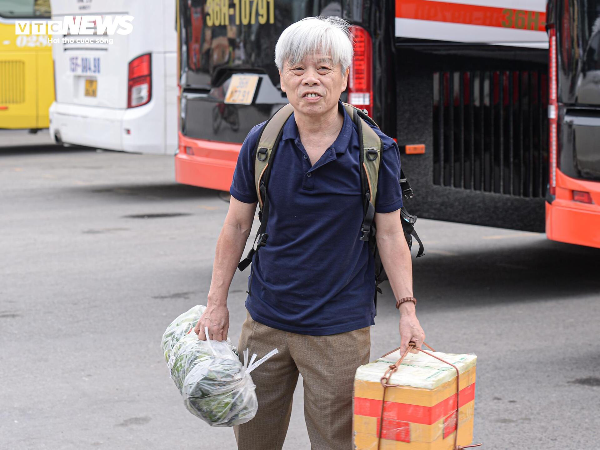 Nhiều người khệ nệ mang quà quê trở về Hà Nội - 12
