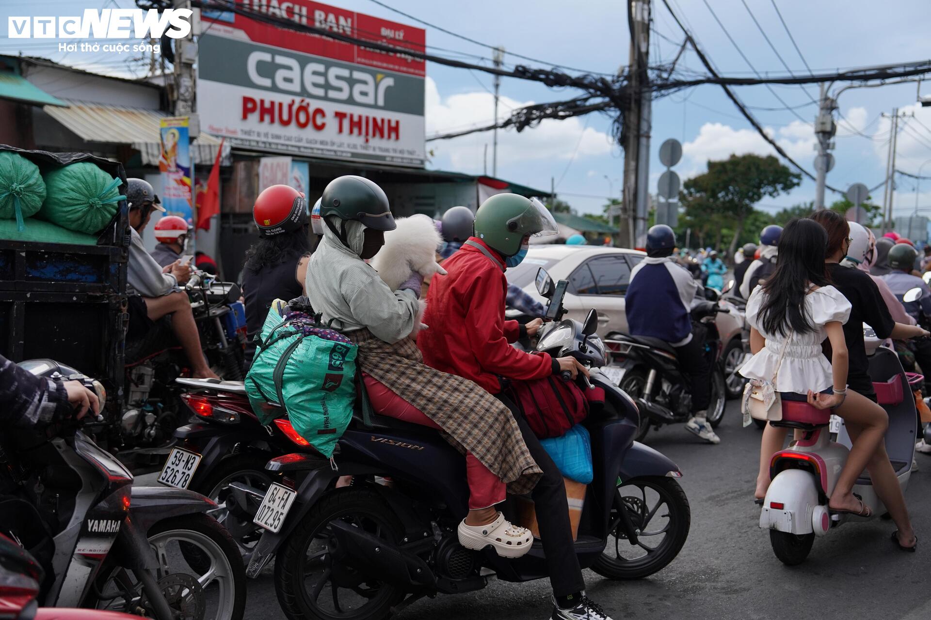Cửa ngõ TP.HCM thông thoáng trong ngày cuối nghỉ lễ - 15