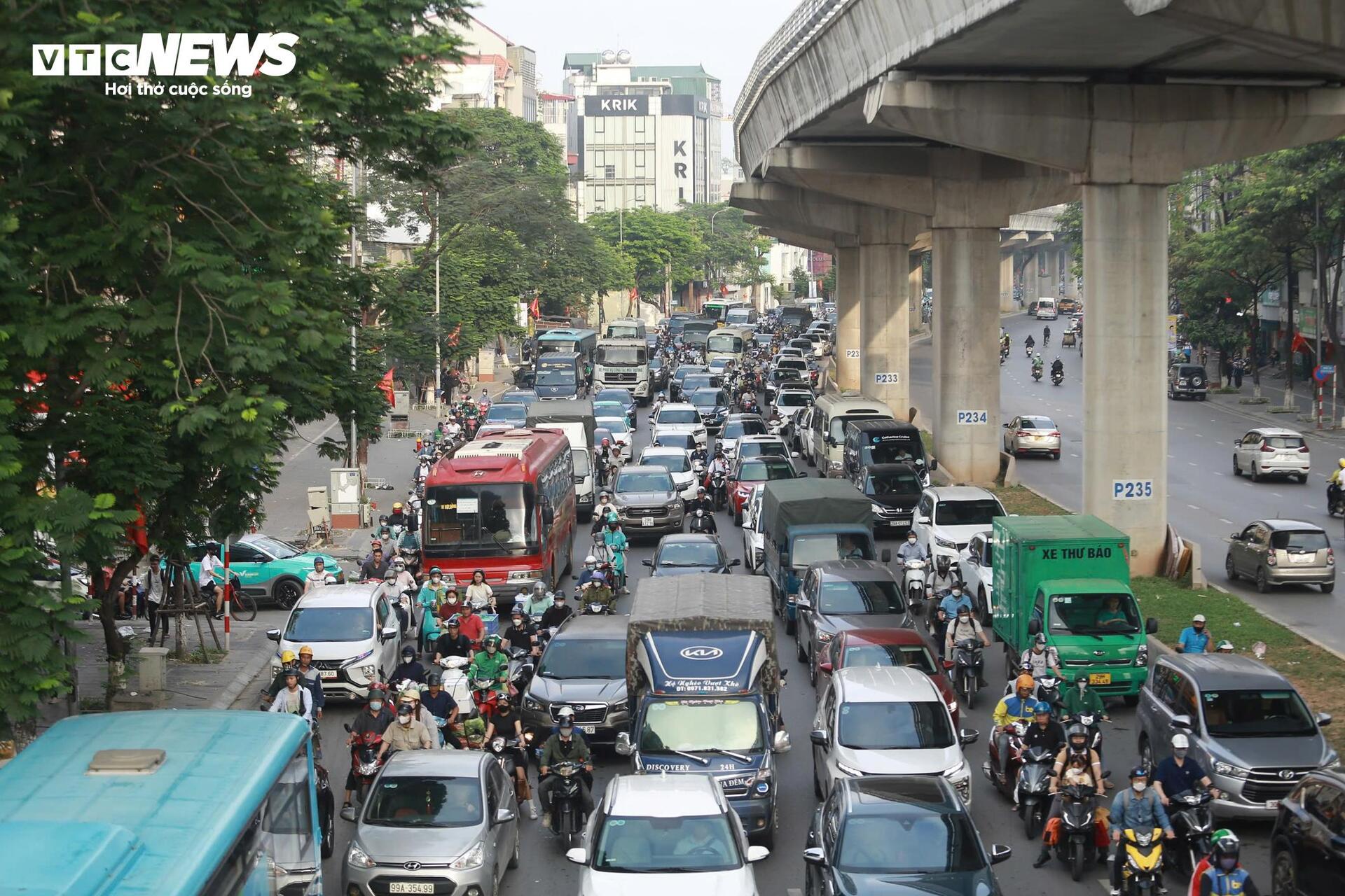 Xe cộ ken đặc khắp ngả đường Hà Nội trong ngày đầu đi làm sau nghỉ lễ - 7