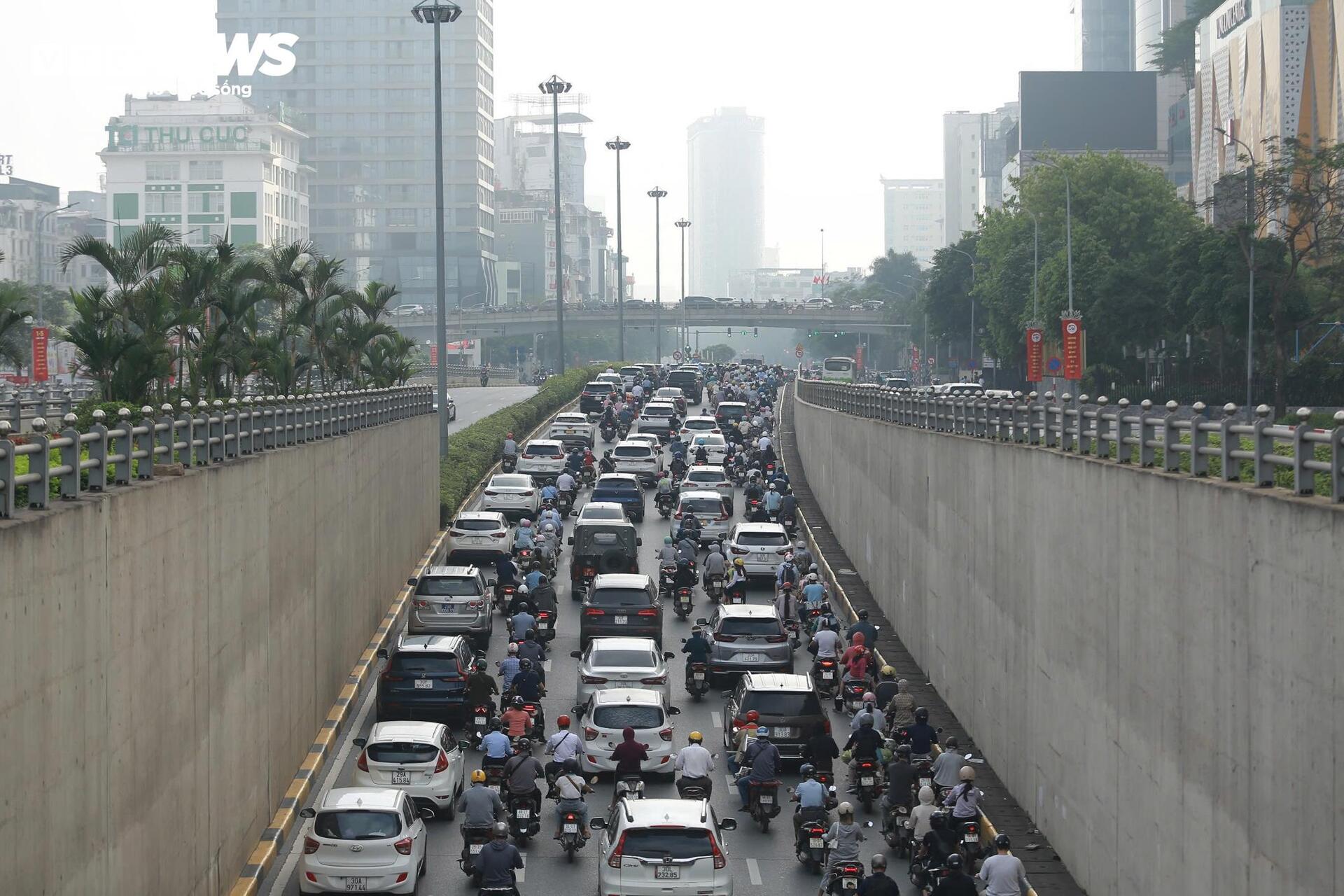 Xe cộ ken đặc khắp ngả đường Hà Nội trong ngày đầu đi làm sau nghỉ lễ - 10