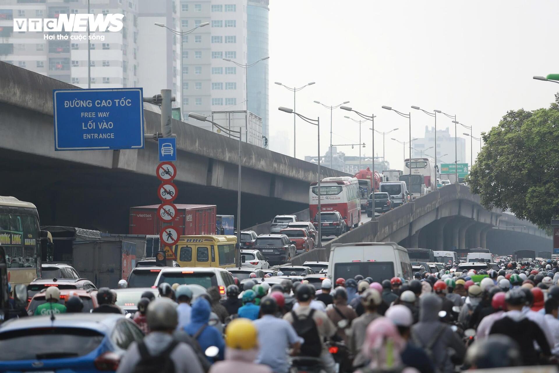 Xe cộ ken đặc khắp ngả đường Hà Nội trong ngày đầu đi làm sau nghỉ lễ - 11