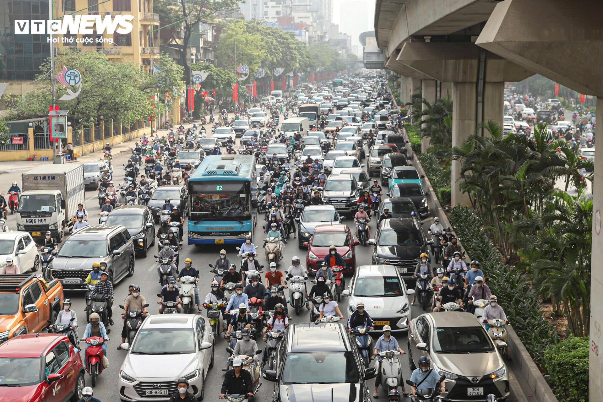 Xe cộ ken đặc khắp ngả đường Hà Nội trong ngày đầu đi làm sau nghỉ lễ - 5