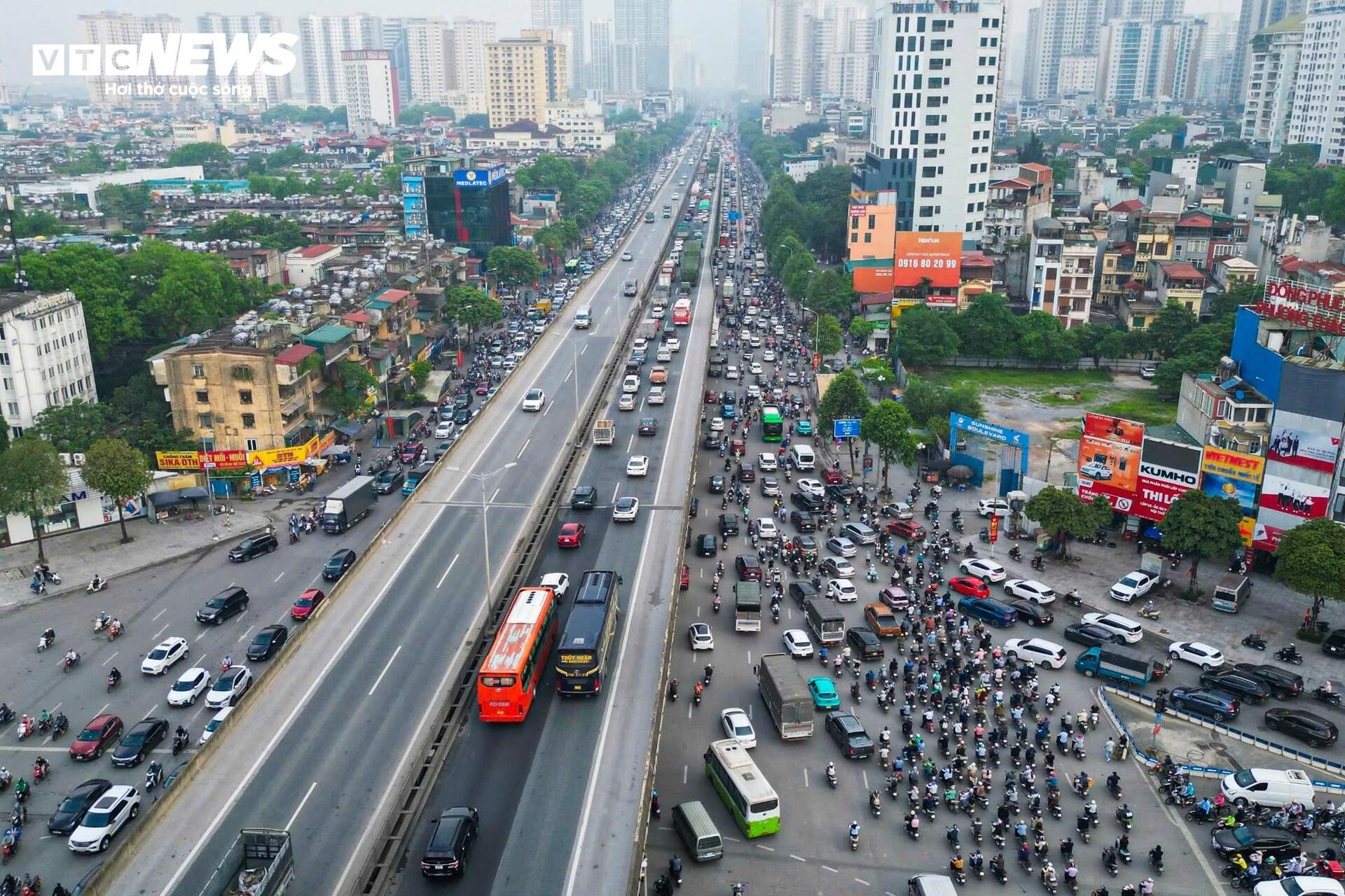 Xe cộ ken đặc khắp ngả đường Hà Nội trong ngày đầu đi làm sau nghỉ lễ - 2