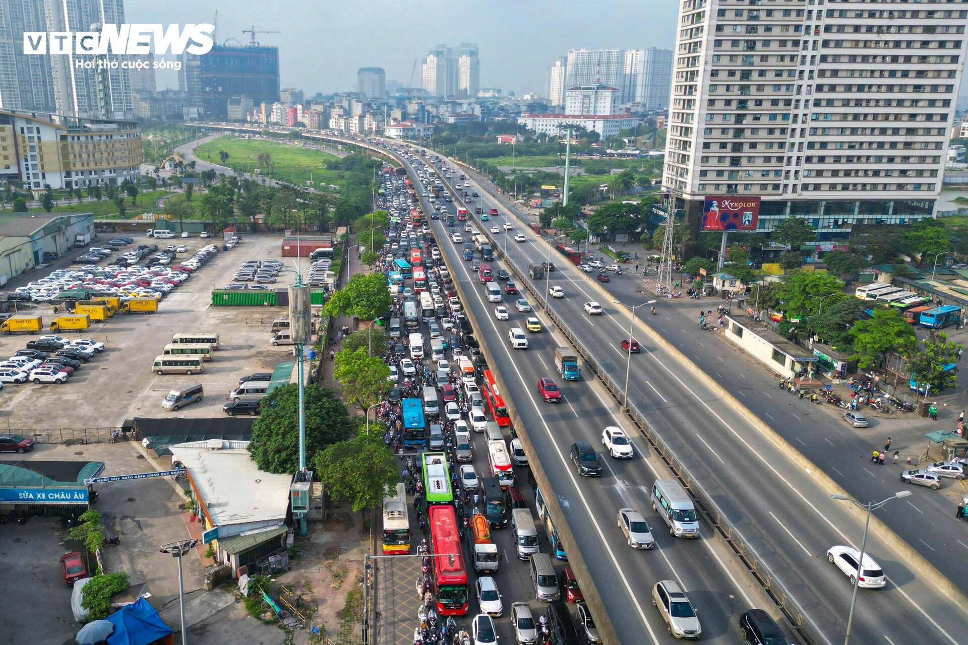 Xe cộ ken đặc khắp ngả đường Hà Nội trong ngày đầu đi làm sau nghỉ lễ - 1