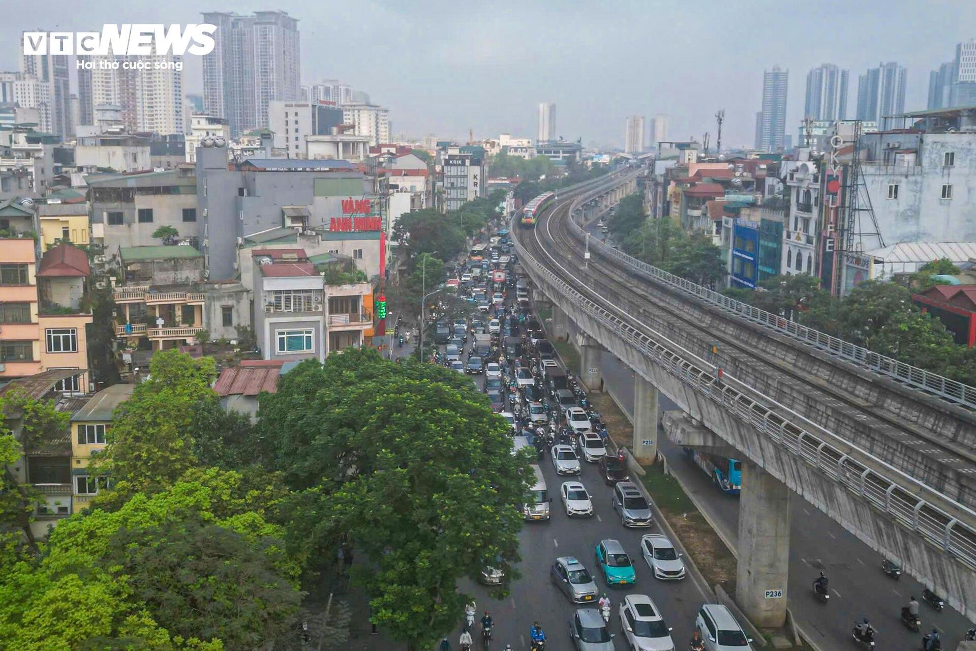 Xe cộ ken đặc khắp ngả đường Hà Nội trong ngày đầu đi làm sau nghỉ lễ - 3