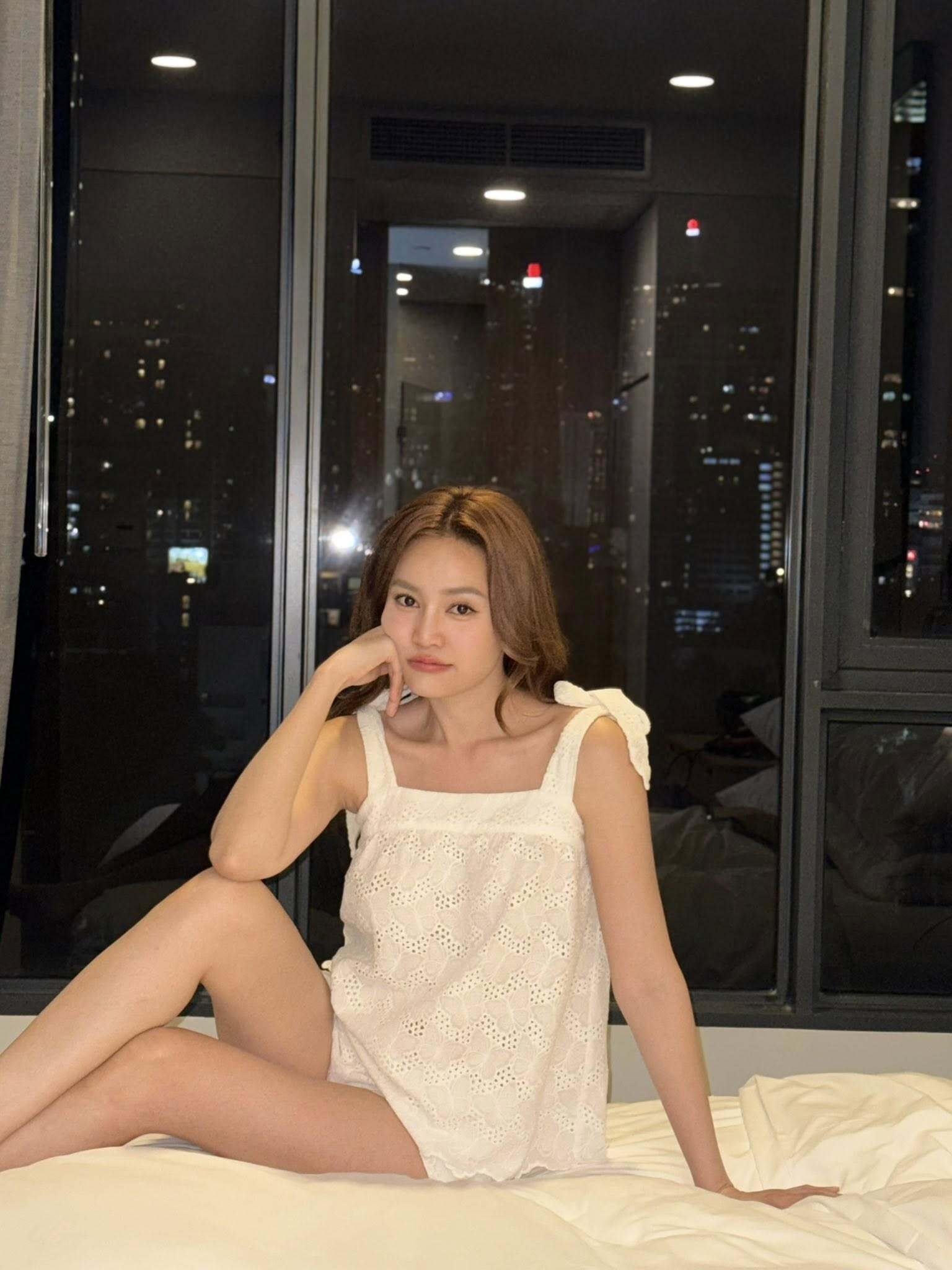Sao Việt 7/5: Sơn Tùng xách túi 300 triệu đi chợ, Đỗ Mỹ Linh tình tứ bên ông xã - 4