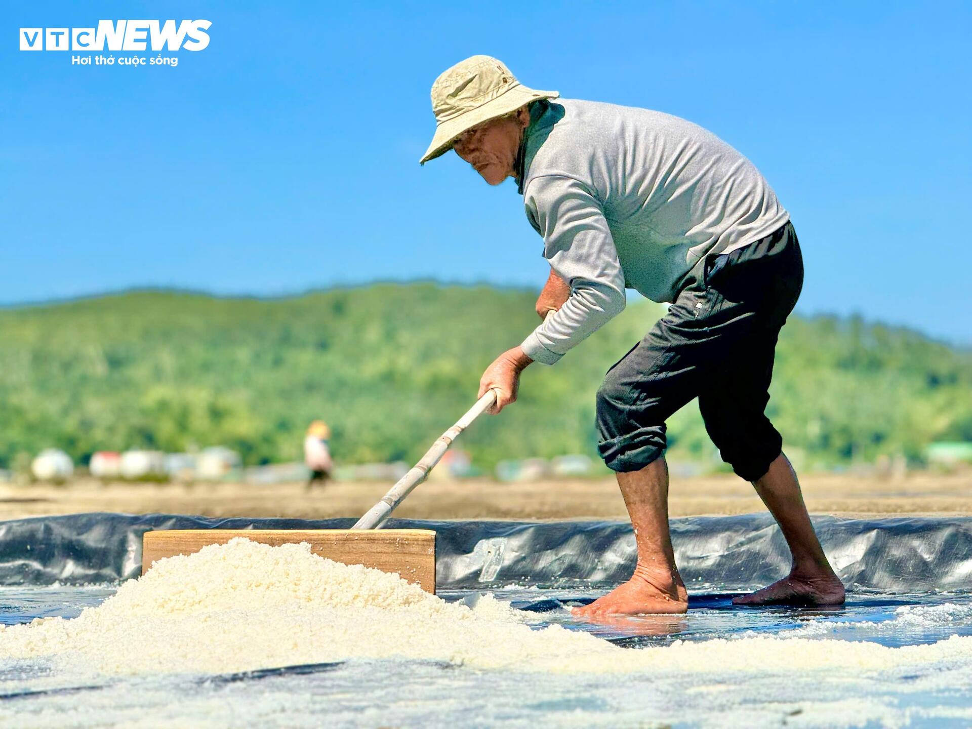 Diêm dân 'đội nắng' cào muối trên cánh đồng hơn 200 năm tuổi - 3