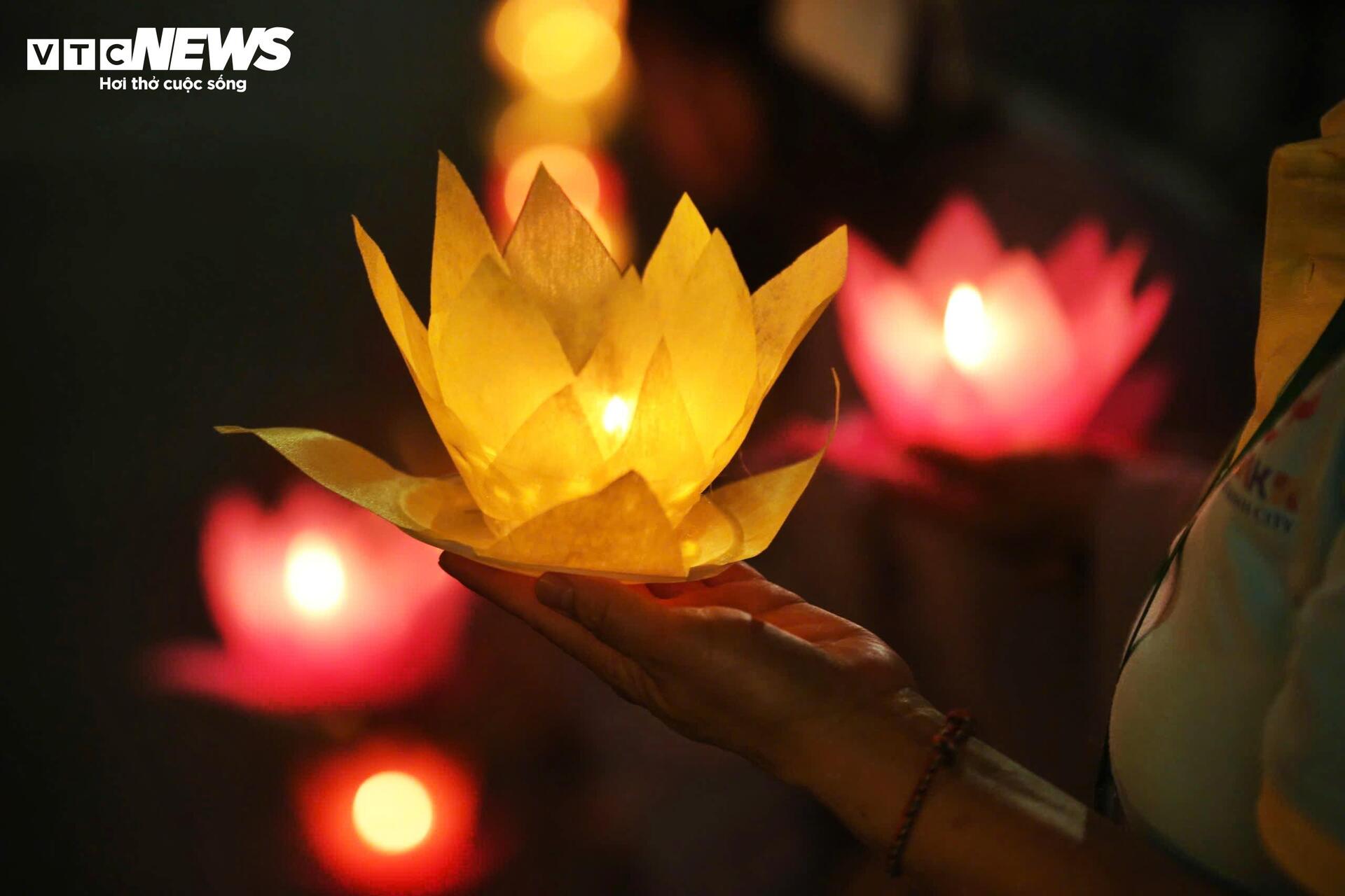 Hoa đăng sáng rực rỡ trong đêm mừng Đại lễ Vesak 2025 - 8