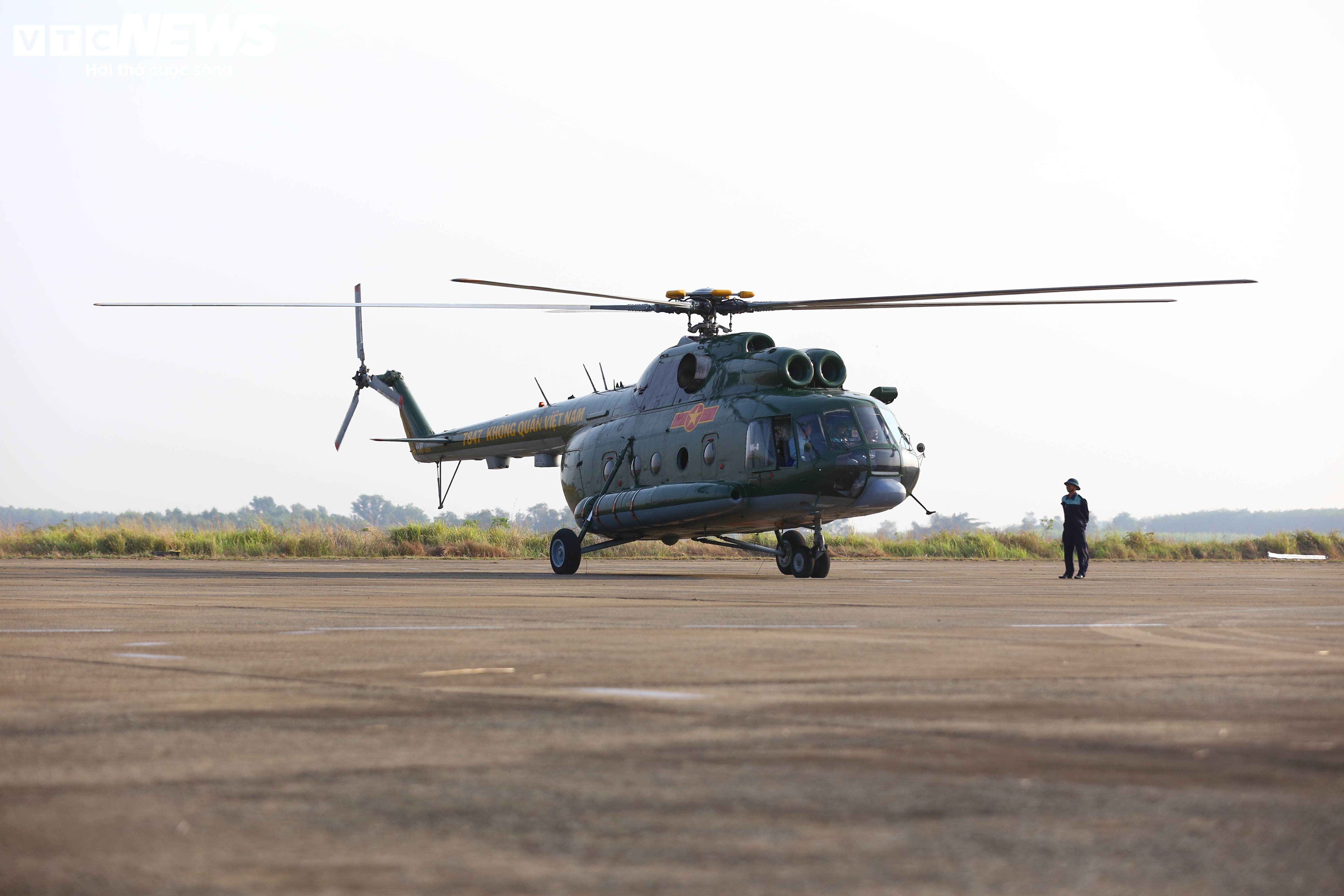 12 trực thăng cất cánh, chuyển sân trở về đơn vị sau nhiệm vụ ngày 30/4 - 4