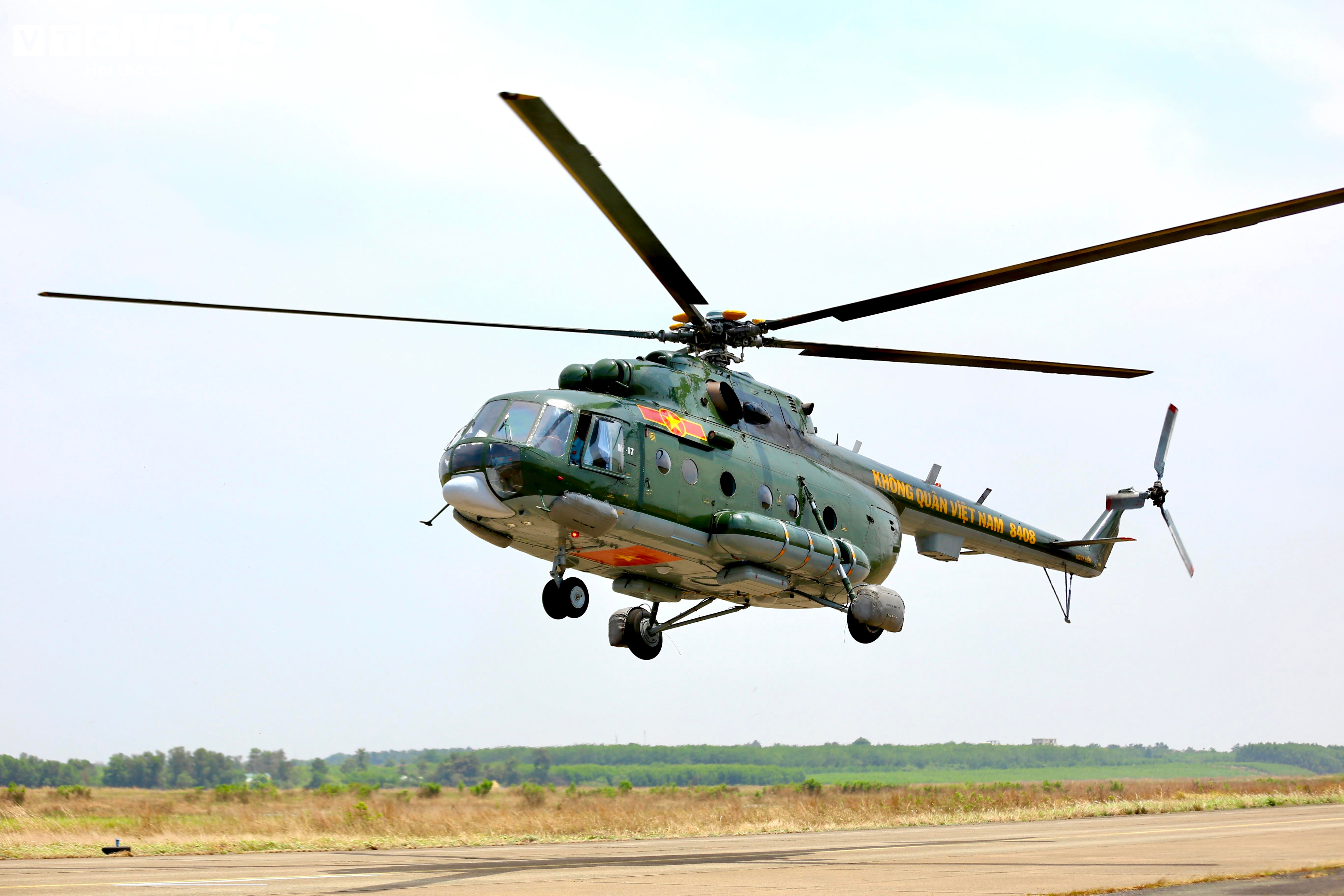 12 trực thăng cất cánh, chuyển sân trở về đơn vị sau nhiệm vụ ngày 30/4 - 11