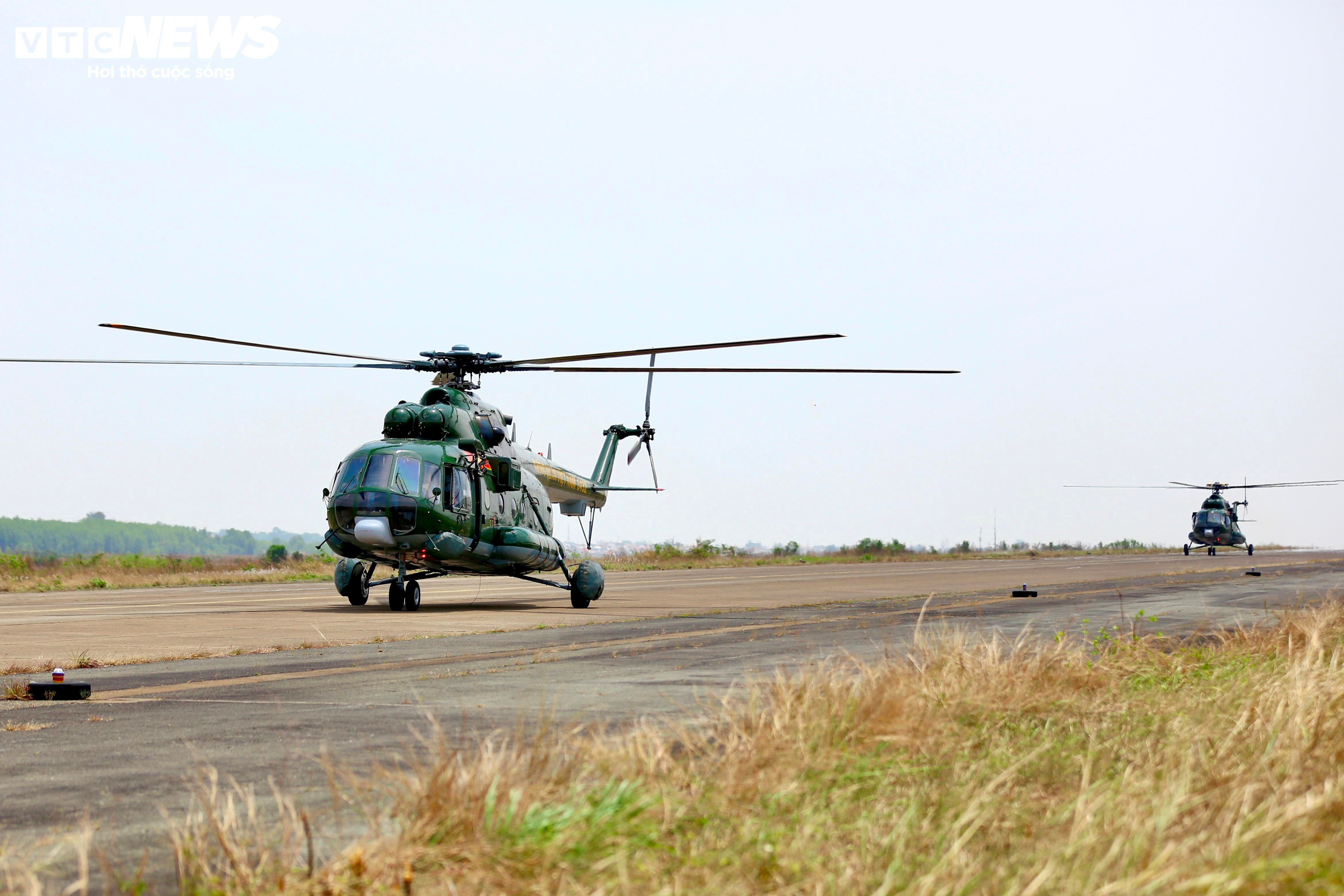 12 trực thăng cất cánh, chuyển sân trở về đơn vị sau nhiệm vụ ngày 30/4 - 9