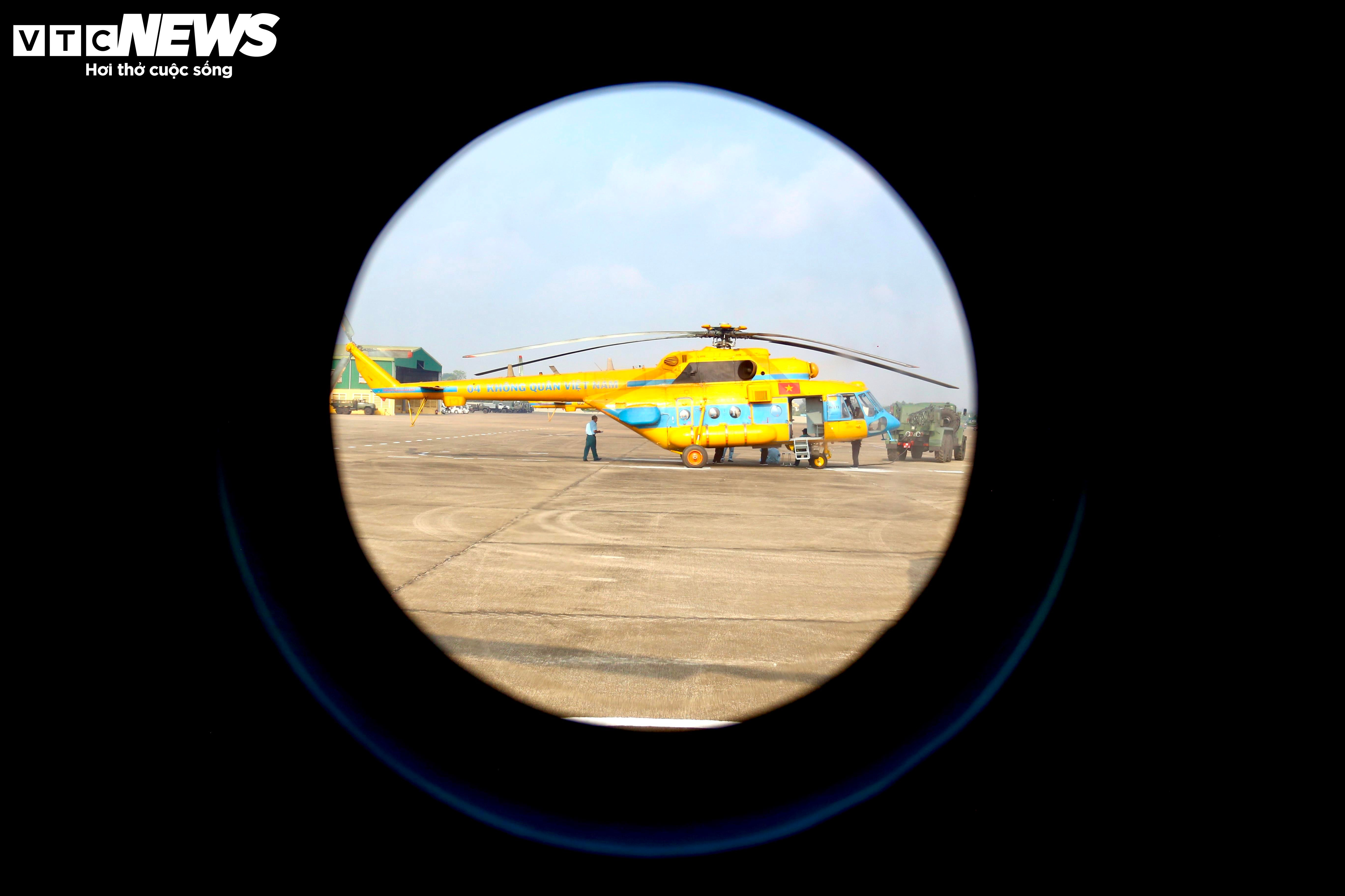 12 trực thăng cất cánh, chuyển sân trở về đơn vị sau nhiệm vụ ngày 30/4 - 6