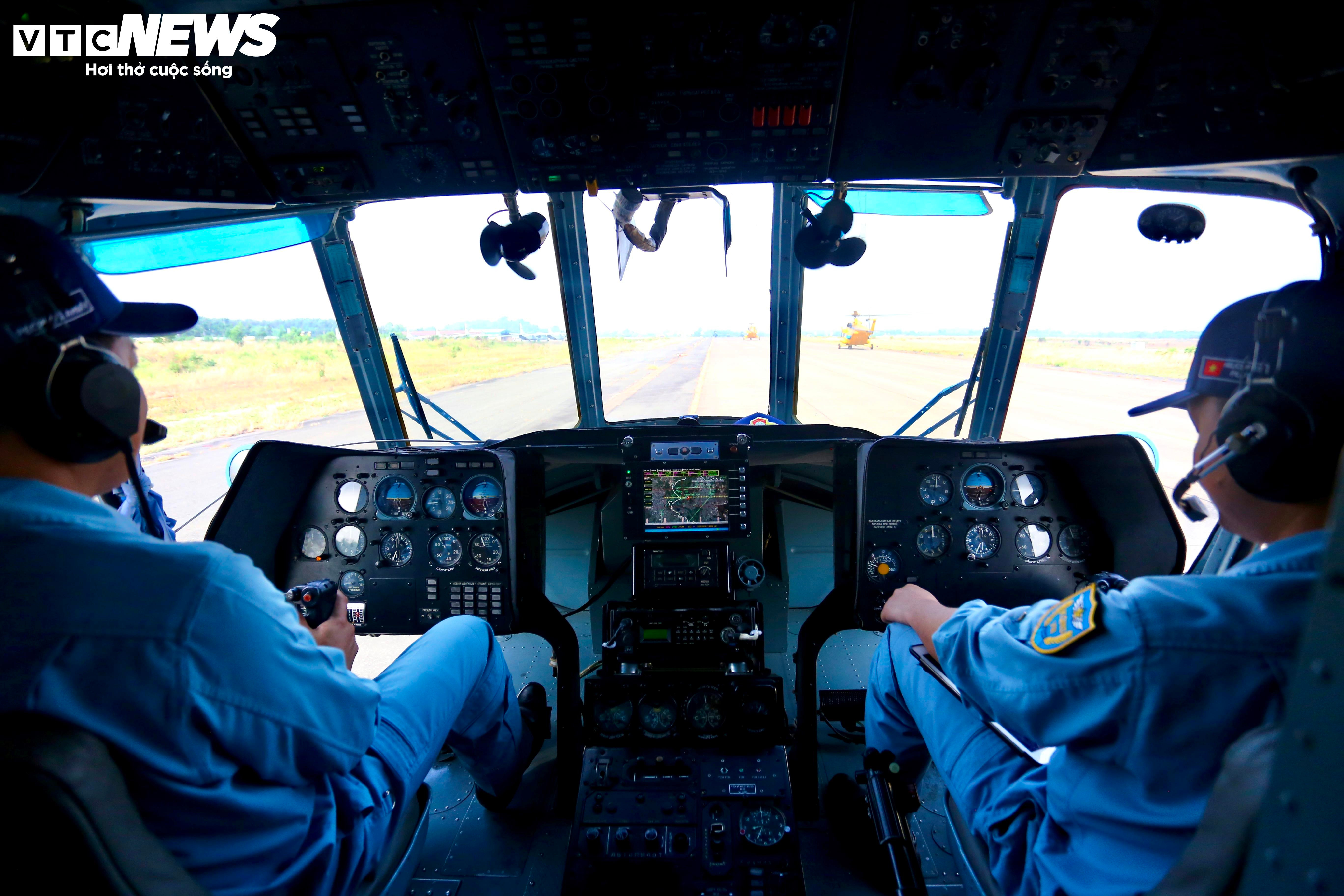 12 trực thăng cất cánh, chuyển sân trở về đơn vị sau nhiệm vụ ngày 30/4 - 5