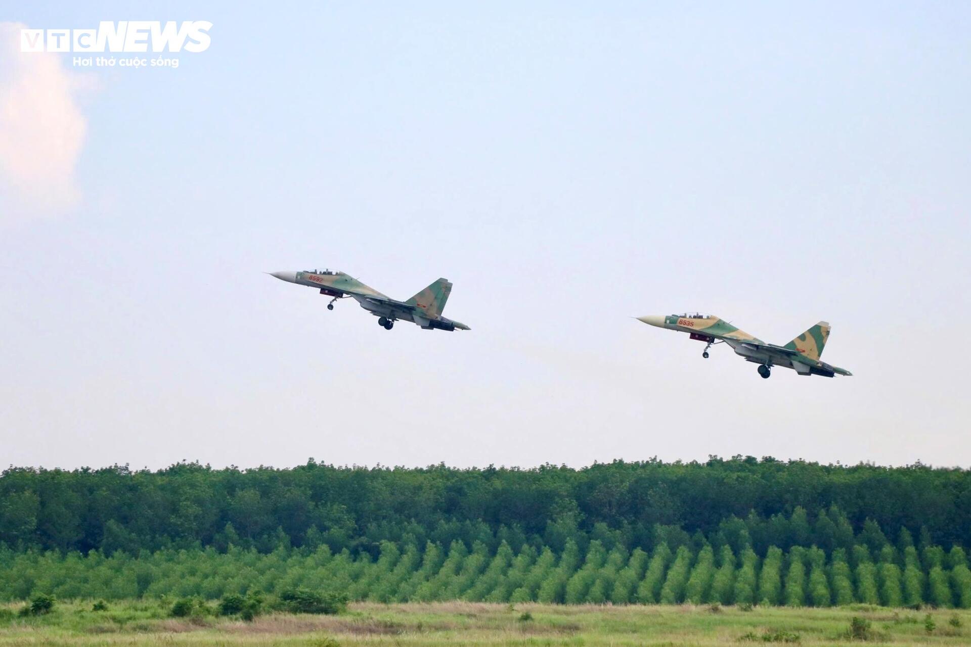 Su-30MK2, Yak-130 rời sân bay Biên Hòa sau nhiệm vụ đặc biệt ngày 30/4 - 8