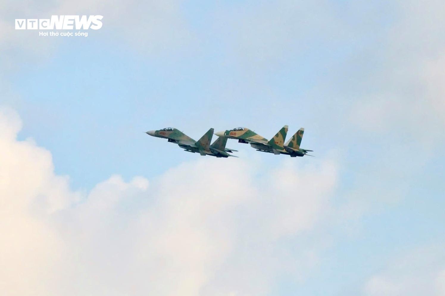 Su-30MK2, Yak-130 rời sân bay Biên Hòa sau nhiệm vụ đặc biệt ngày 30/4 - 9