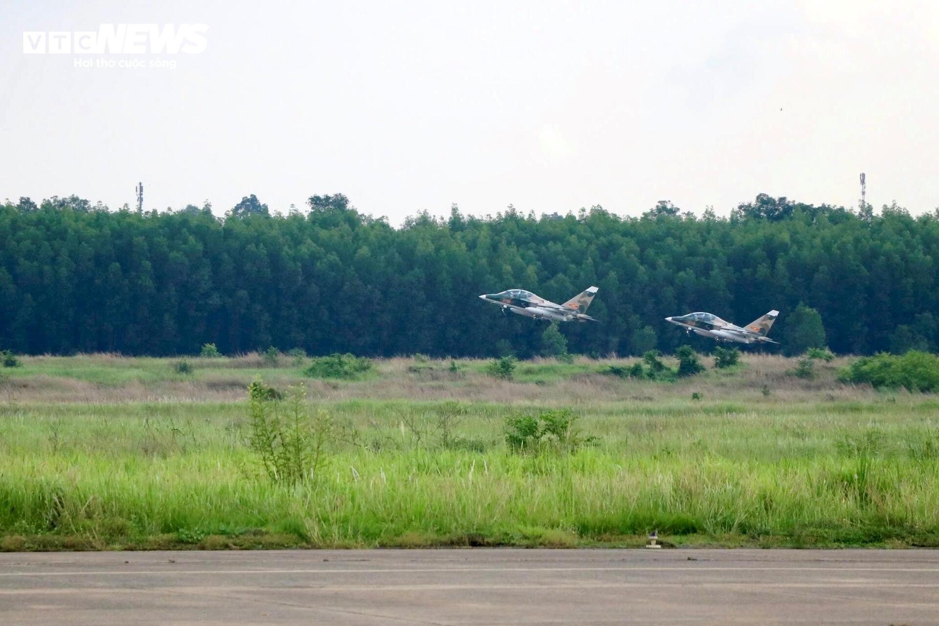 Su-30MK2, Yak-130 rời sân bay Biên Hòa sau nhiệm vụ đặc biệt ngày 30/4 - 10