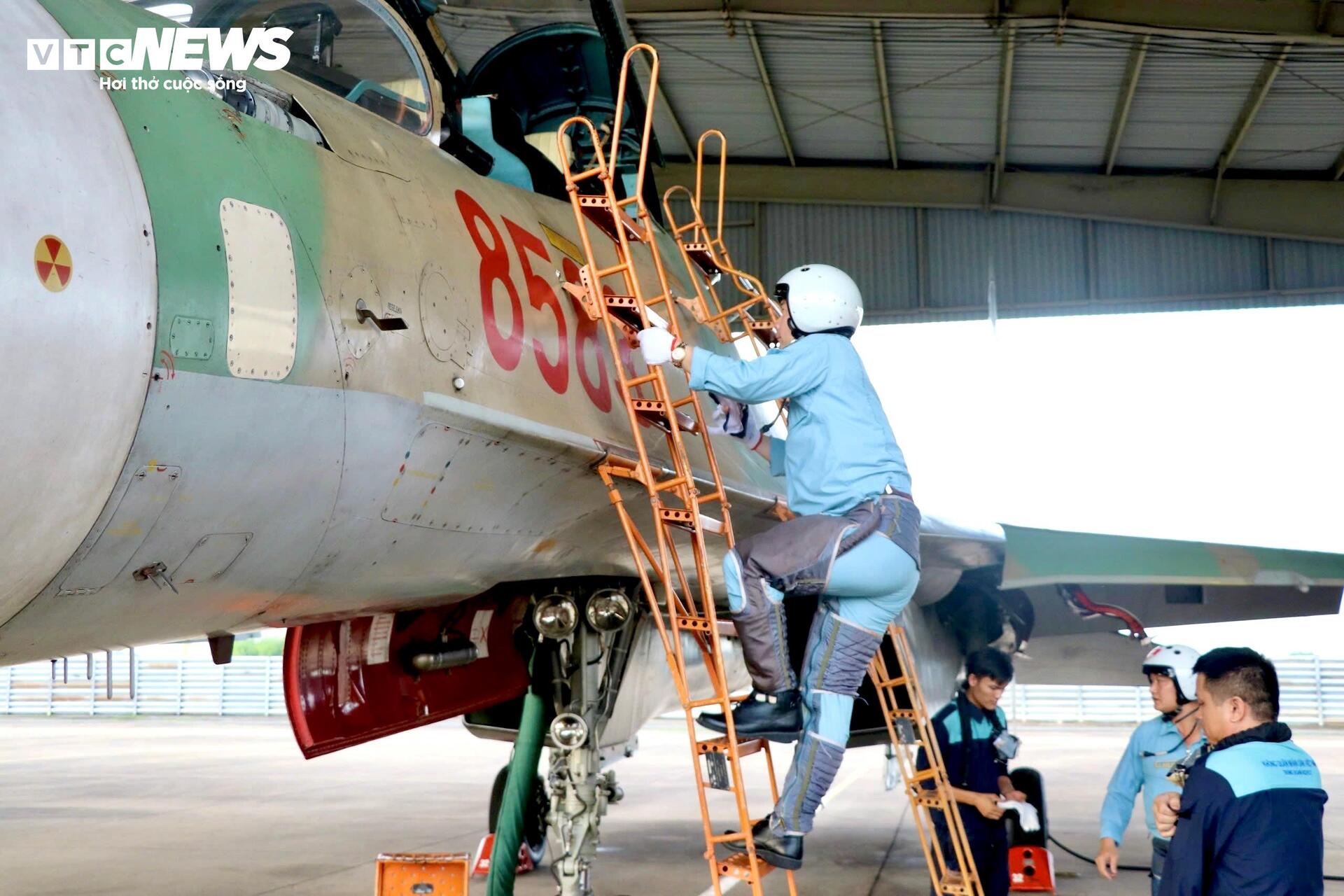 Su-30MK2, Yak-130 rời sân bay Biên Hòa sau nhiệm vụ đặc biệt ngày 30/4 - 4