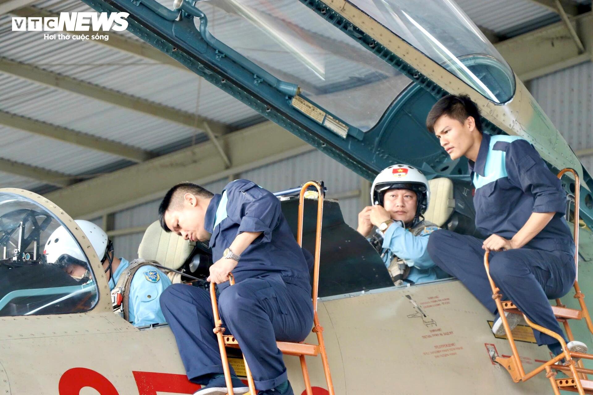 Su-30MK2, Yak-130 rời sân bay Biên Hòa sau nhiệm vụ đặc biệt ngày 30/4 - 5