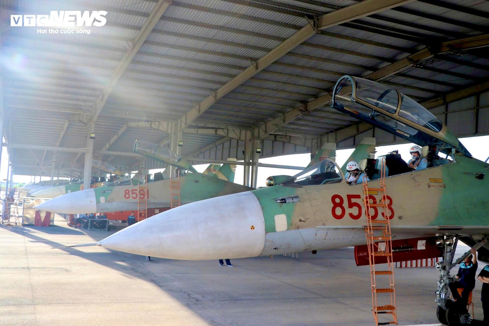 Su-30MK2, Yak-130 rời sân bay Biên Hòa sau nhiệm vụ đặc biệt ngày 30/4 - 1