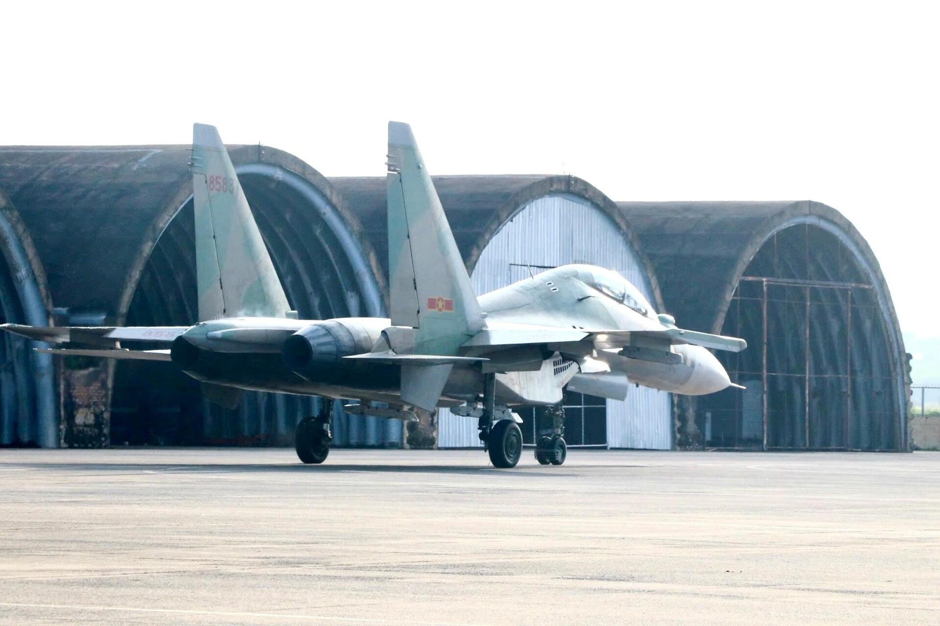 Su-30MK2, Yak-130 rời sân bay Biên Hòa sau nhiệm vụ đặc biệt ngày 30/4 - 7