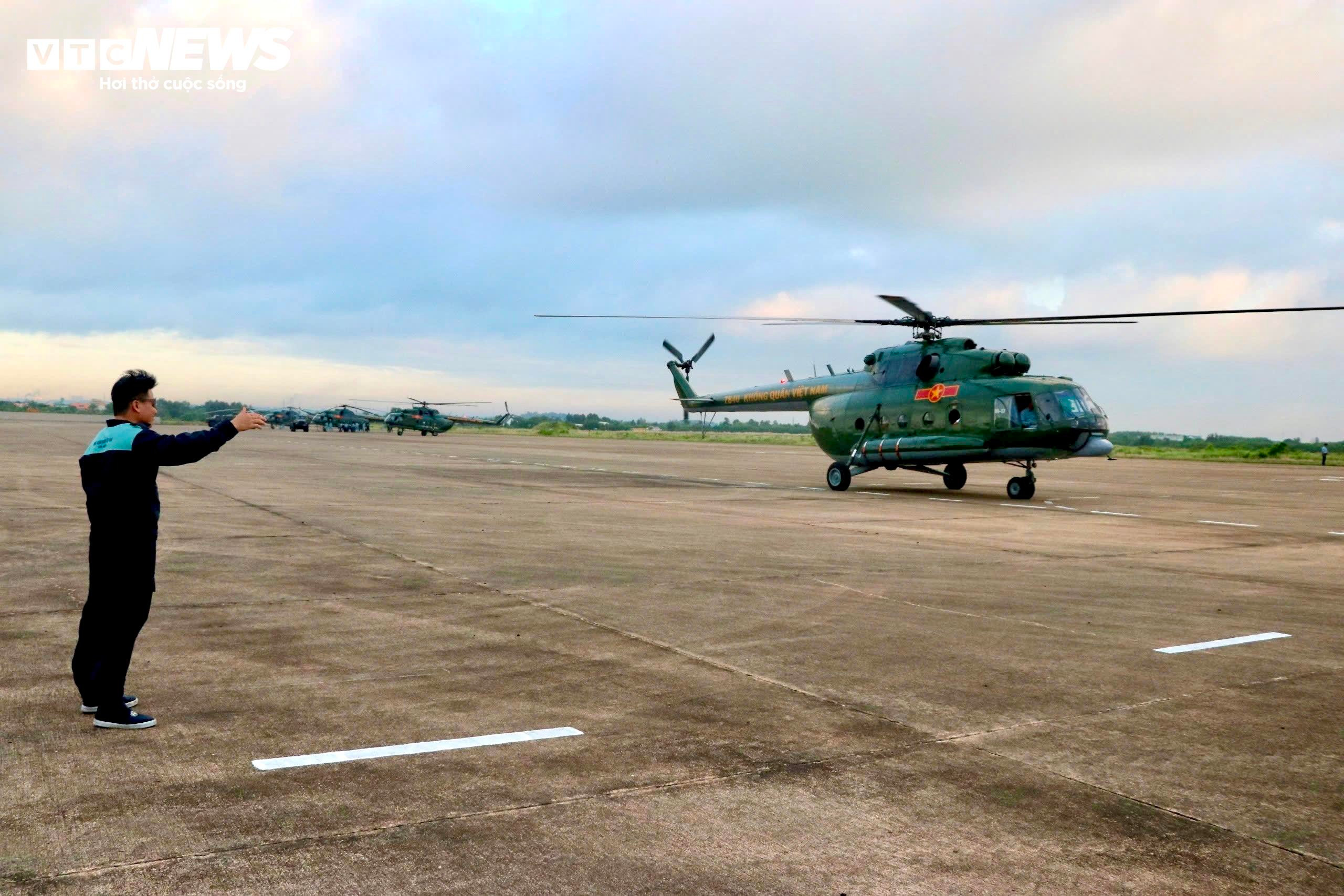 12 trực thăng cất cánh, chuyển sân trở về đơn vị sau nhiệm vụ ngày 30/4 - 1