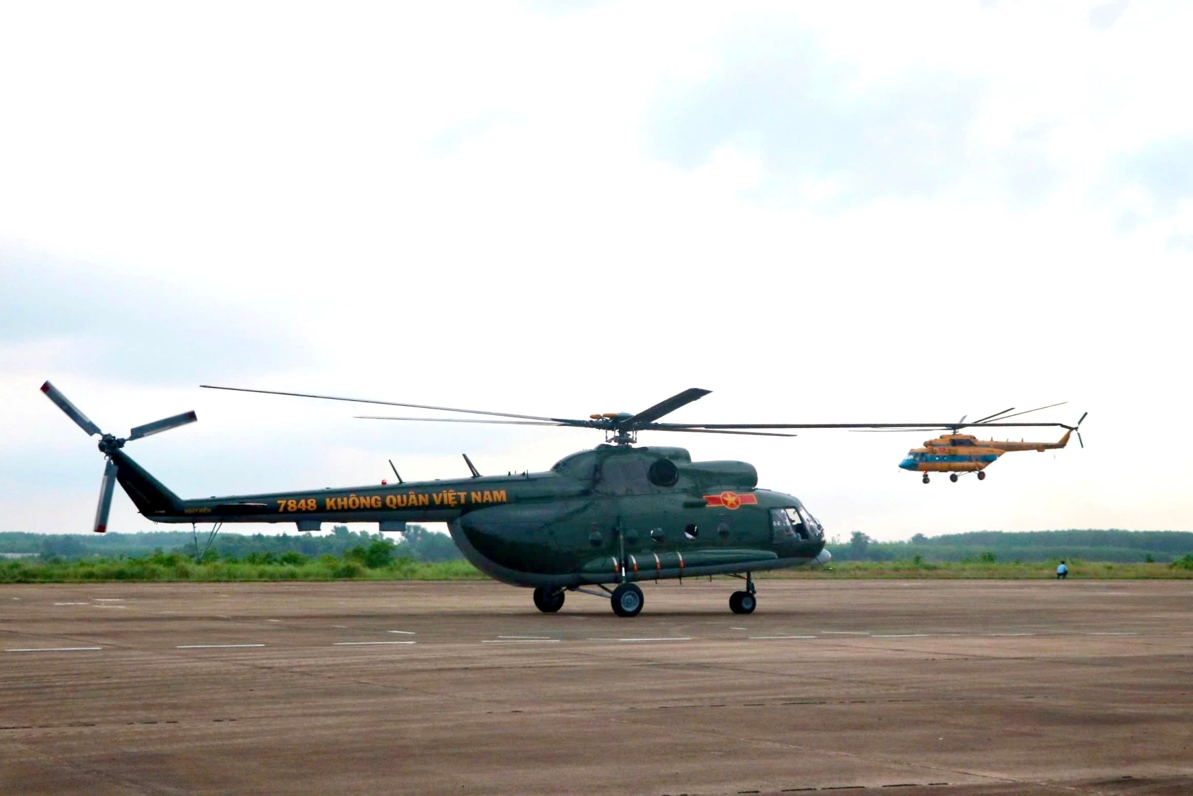12 trực thăng cất cánh, chuyển sân trở về đơn vị sau nhiệm vụ ngày 30/4 - 10
