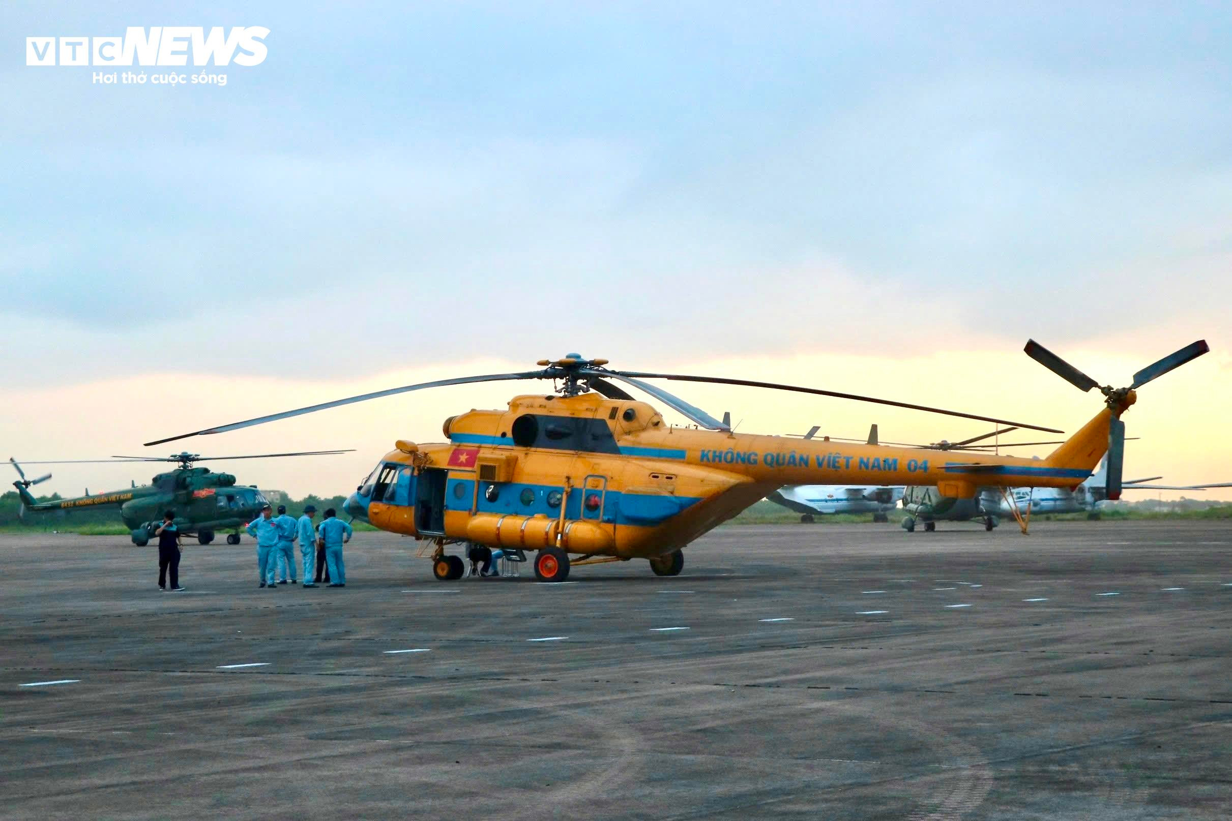 12 trực thăng cất cánh, chuyển sân trở về đơn vị sau nhiệm vụ ngày 30/4 - 2