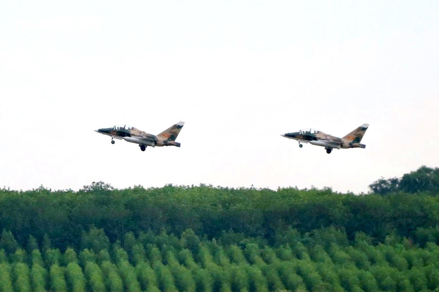 Su-30MK2, Yak-130 rời sân bay Biên Hòa sau nhiệm vụ đặc biệt ngày 30/4 - 11