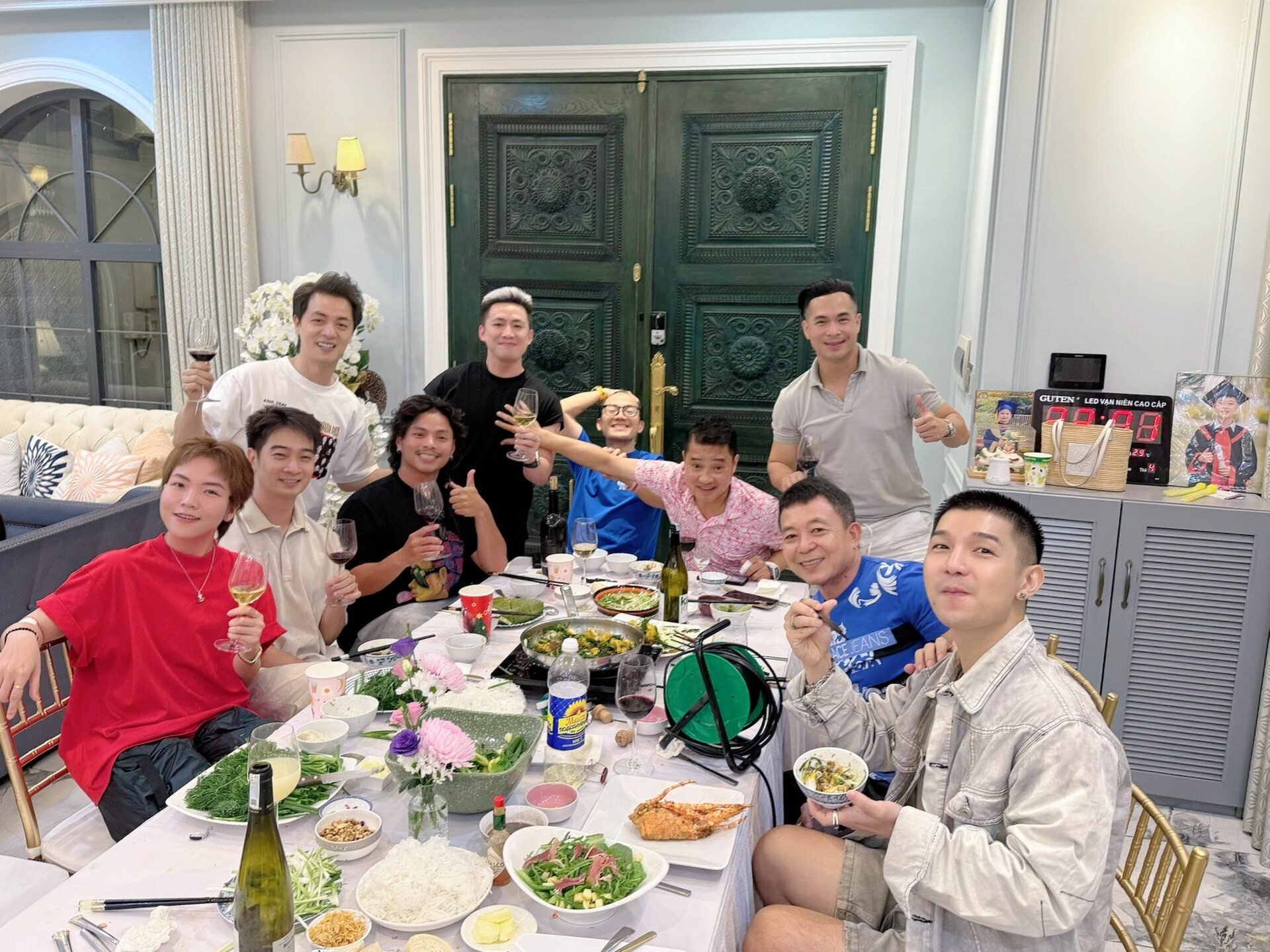 Sao Việt 9/5: Chi Bảo tình tứ bên vợ trẻ kém 16 tuổi, Tùng Dương nhập viện - 6