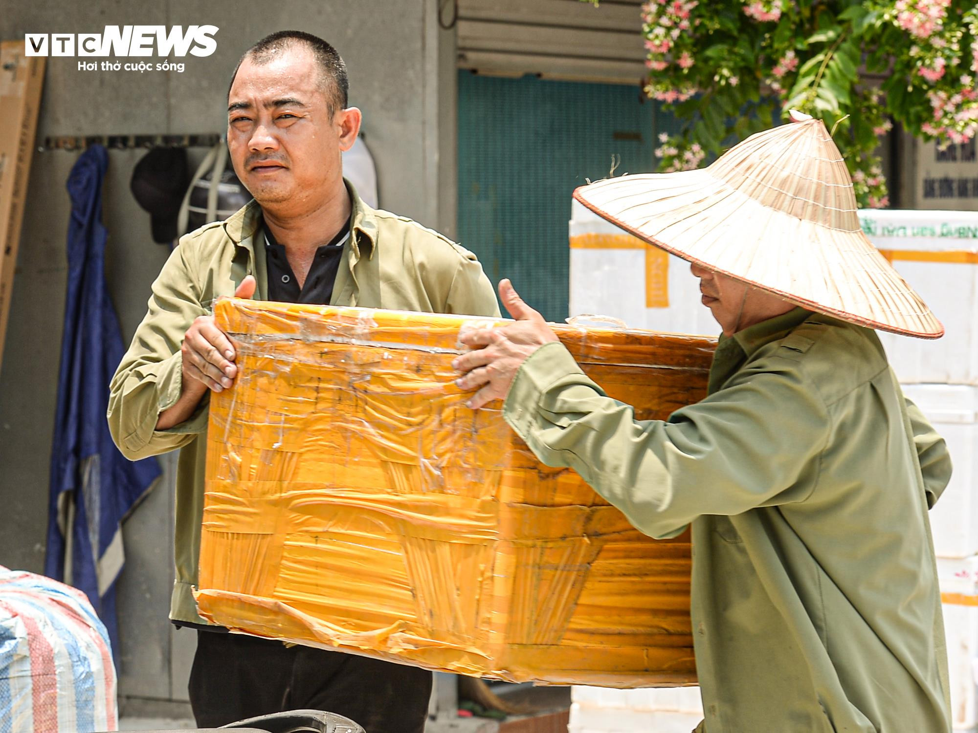 Phu bốc vác 'phơi mình' mưu sinh giữa trời nắng như đổ lửa - 8