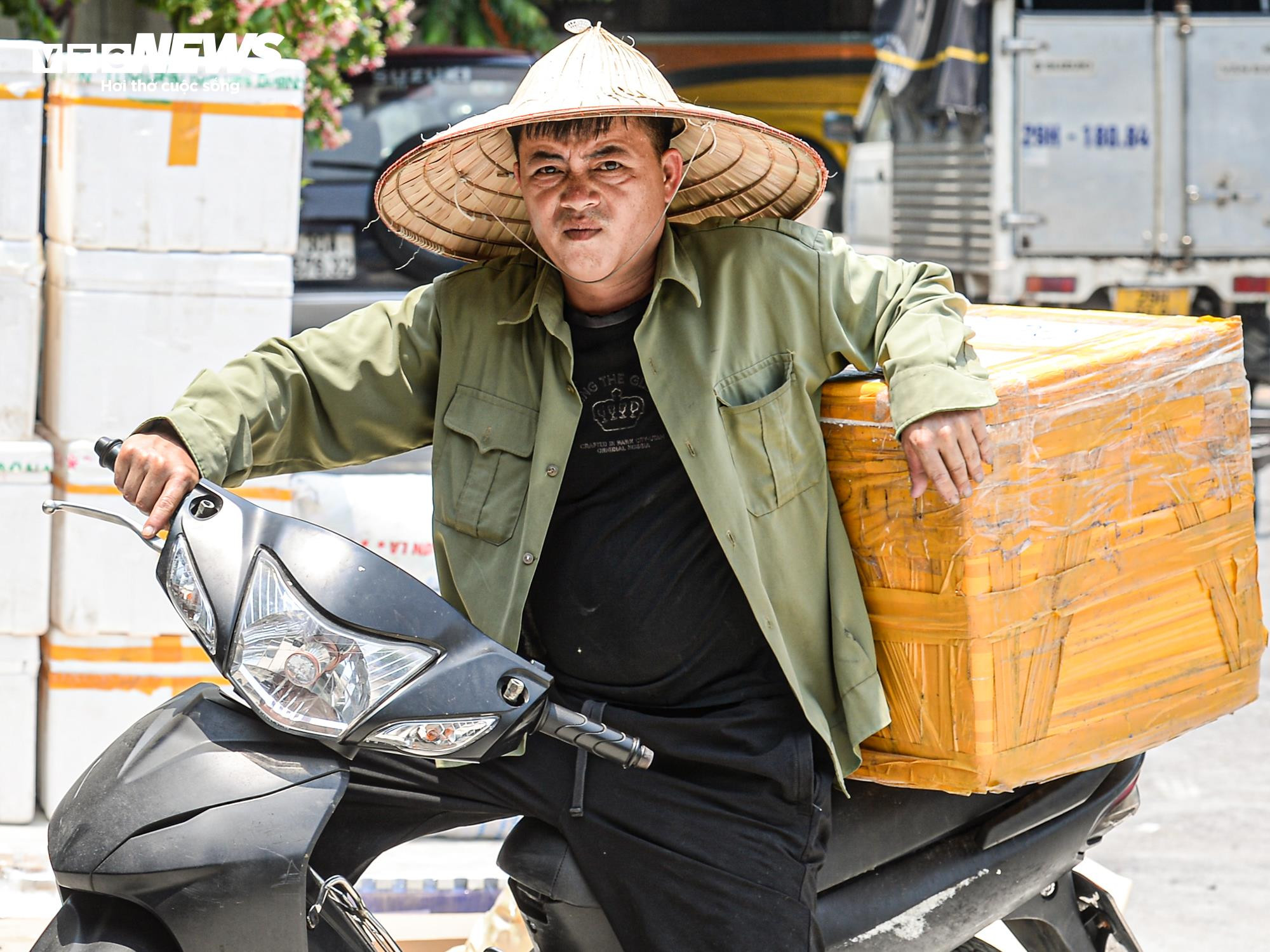 Phu bốc vác 'phơi mình' mưu sinh giữa trời nắng như đổ lửa - 6